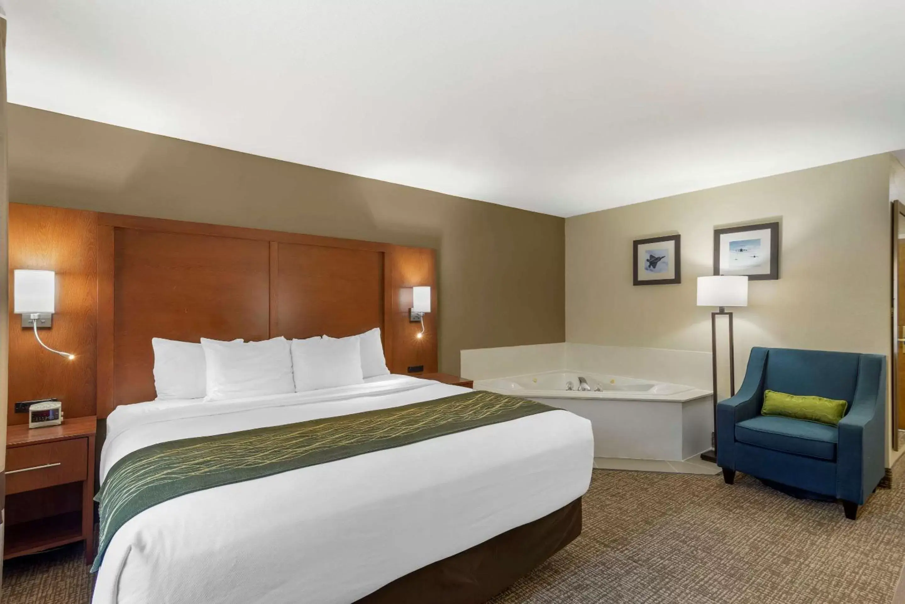 Bedroom, Bed in Comfort Inn & Suites - near Robins Air Force Base Main Gate