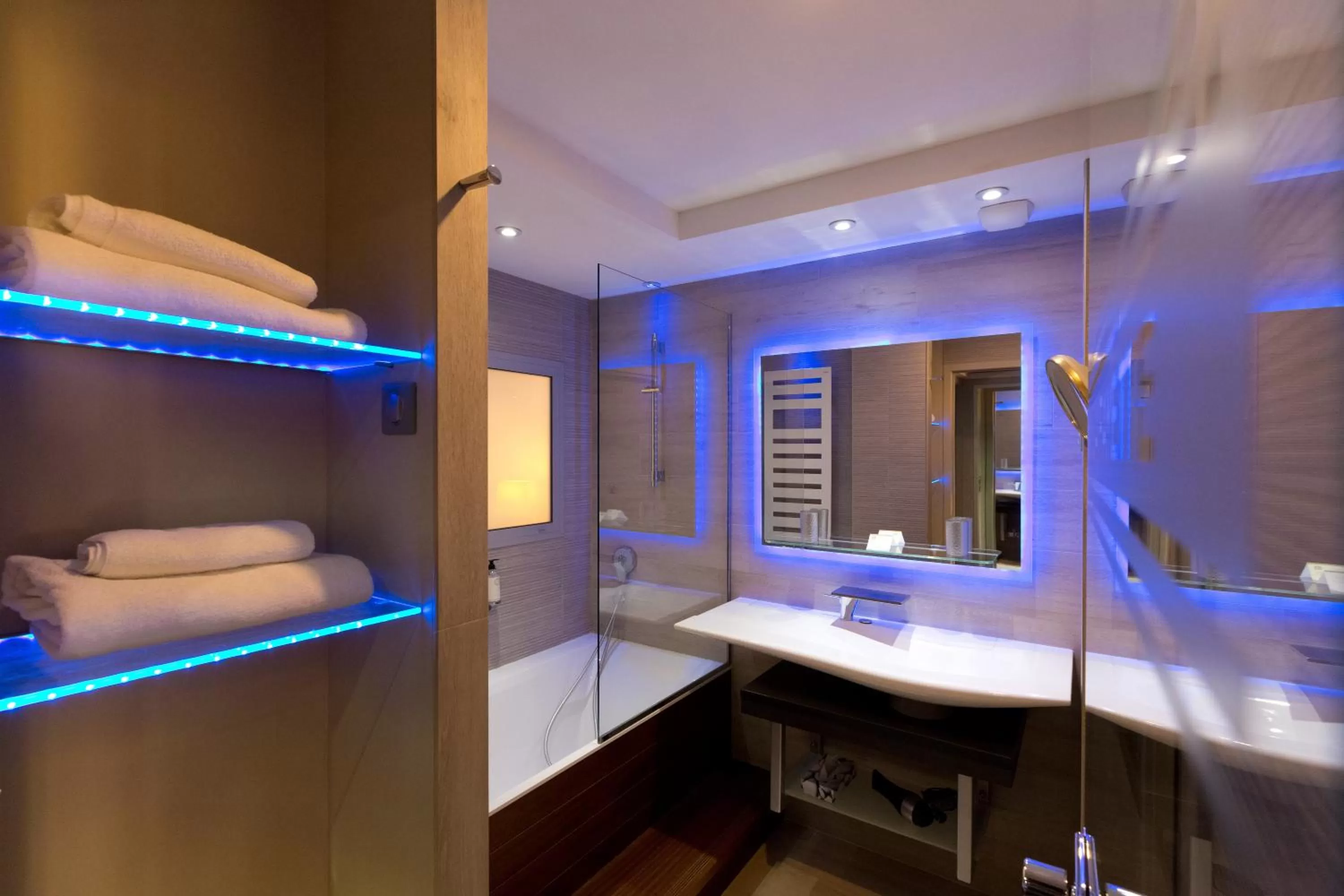 Bathroom, Bed in Best Western Plus La Fayette Hotel et SPA