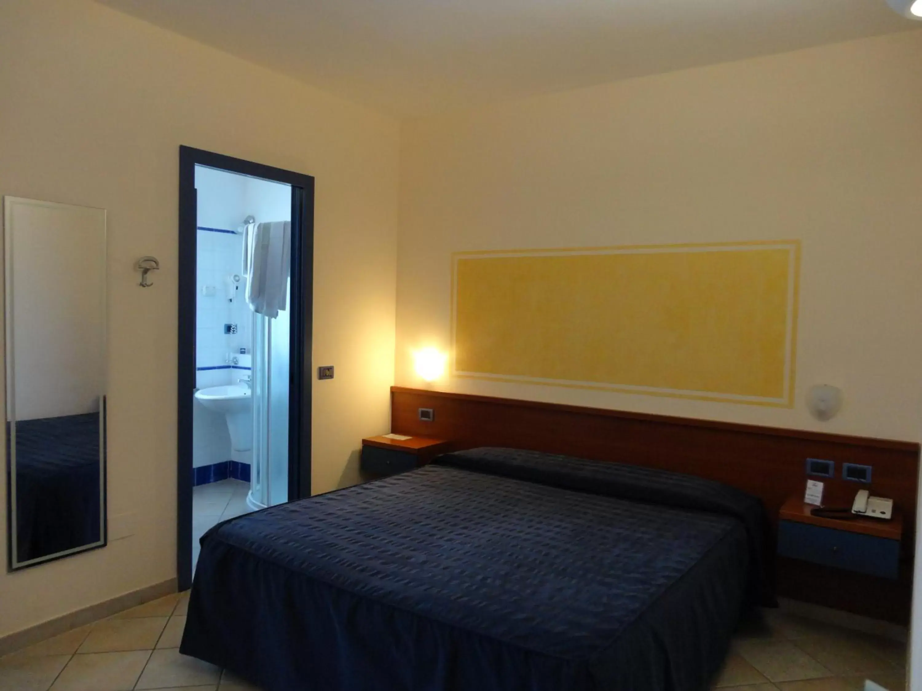 Bathroom, Bed in 1000 Miglia