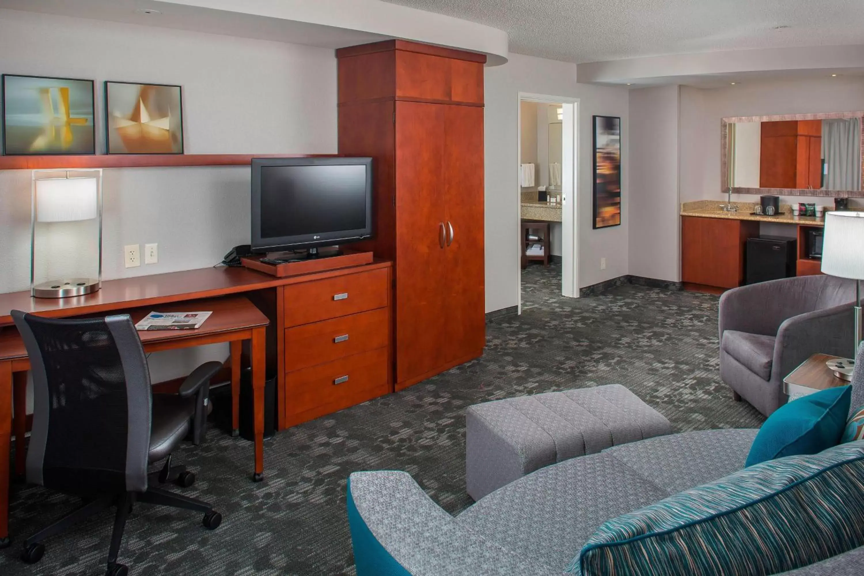 Living room, TV/Entertainment Center in Courtyard by Marriott Nashville Goodlettsville