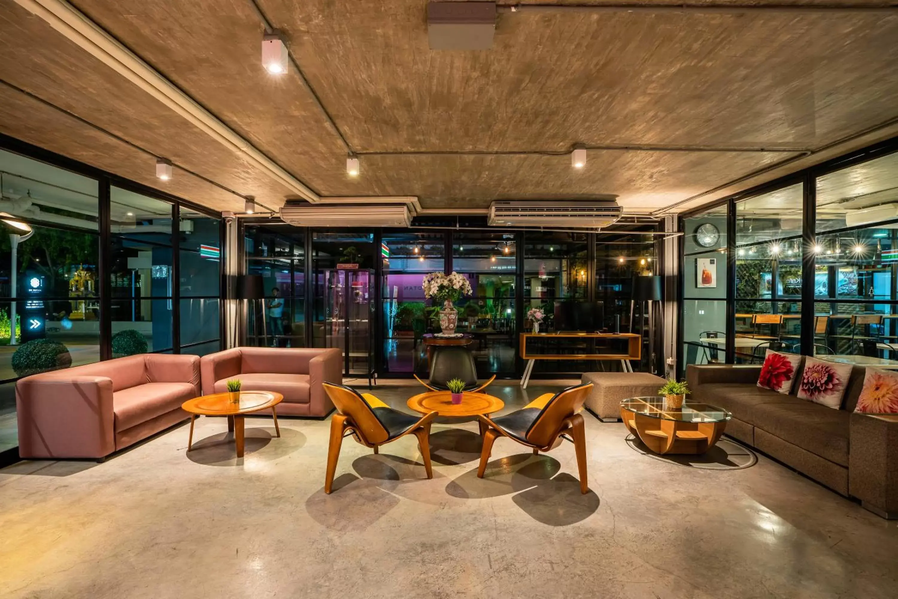 Lobby or reception, Lounge/Bar in De Botan Srinakarin Hotel & Residence