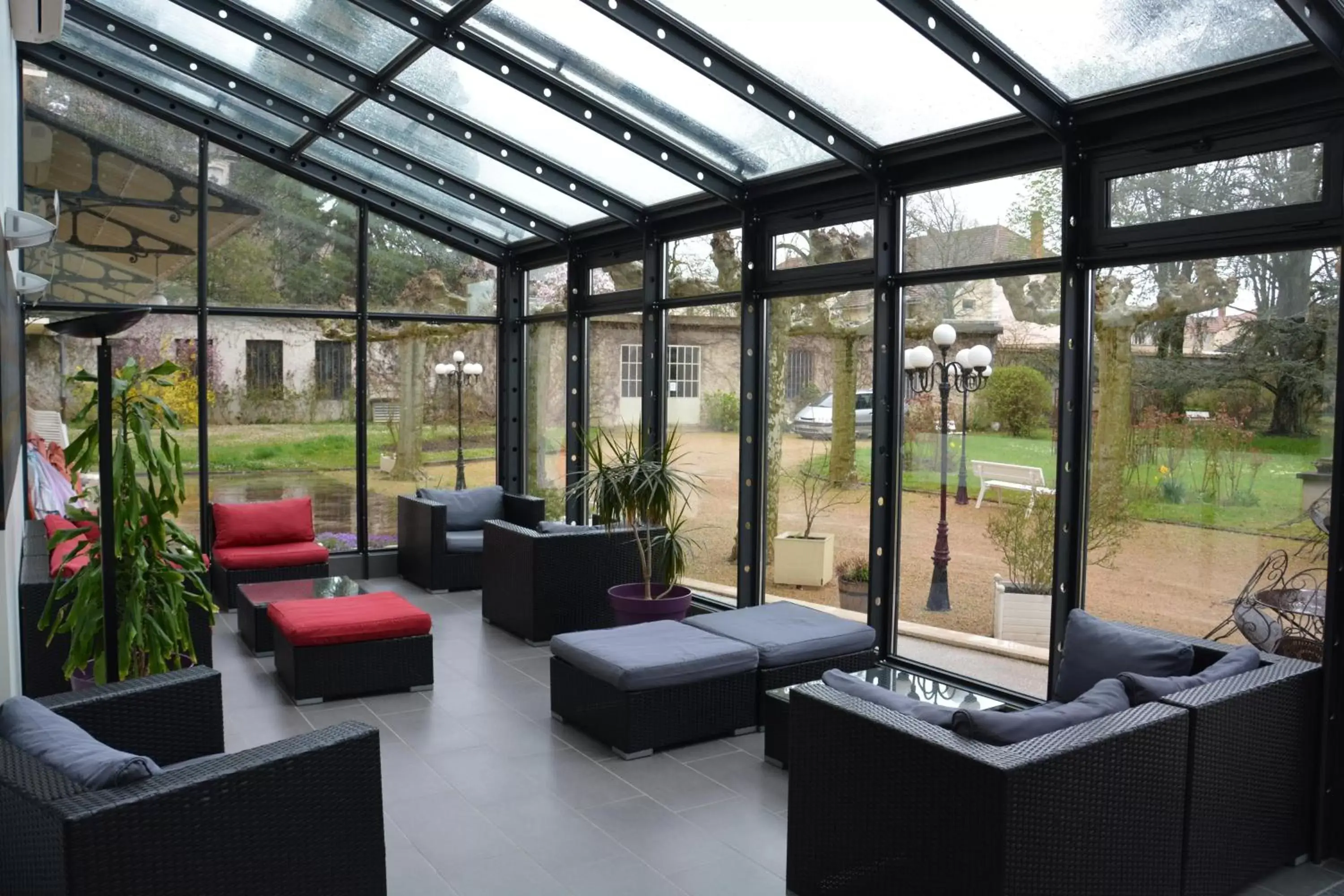 Patio in The Originals Boutique, Hôtel Terminus, Bourg-en-Bresse Gare (Qualys-Hotel)