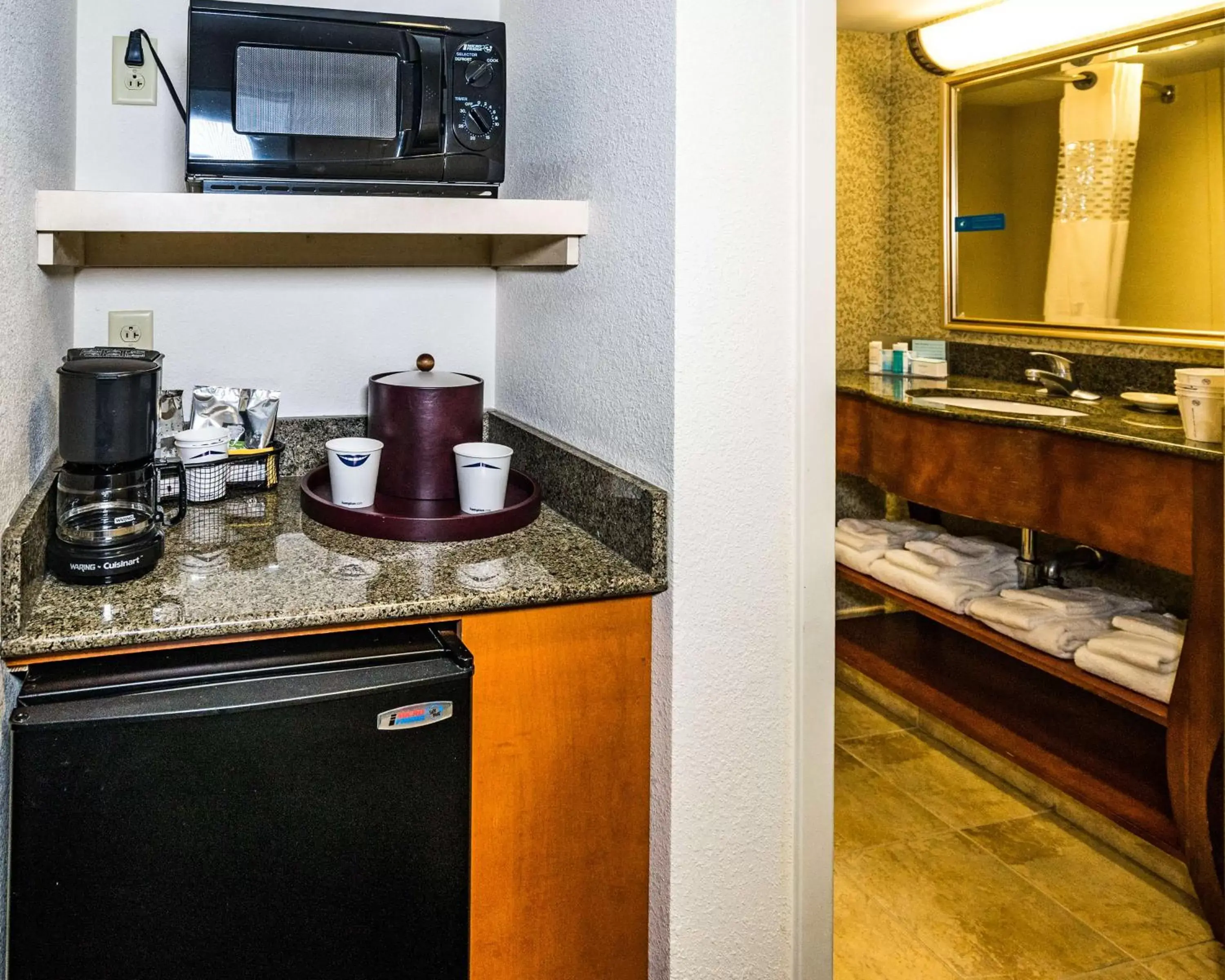 Kitchen or kitchenette, Kitchen/Kitchenette in Hampton Inn Easton