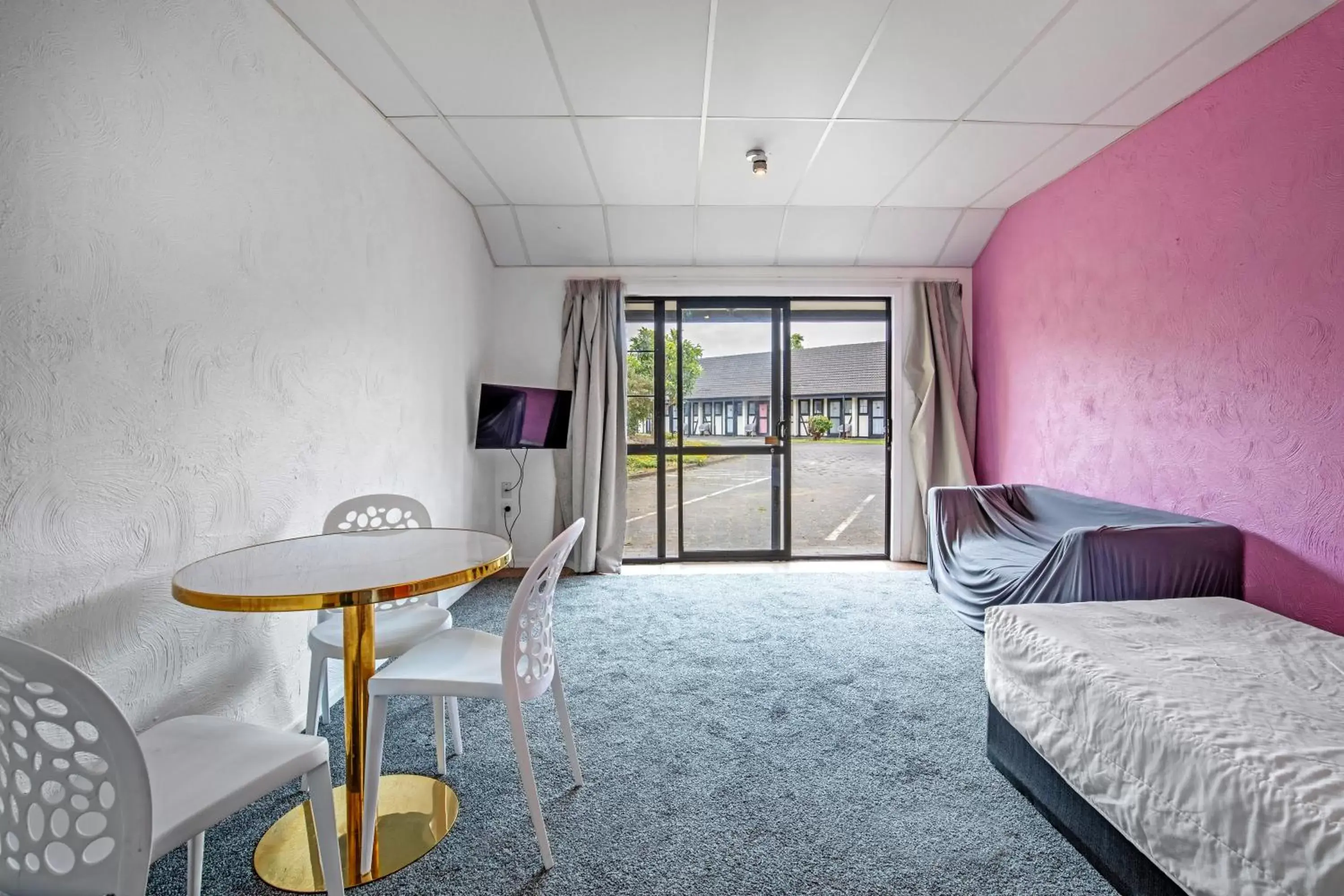 Seating Area in Oakwood Manor Motor Lodge