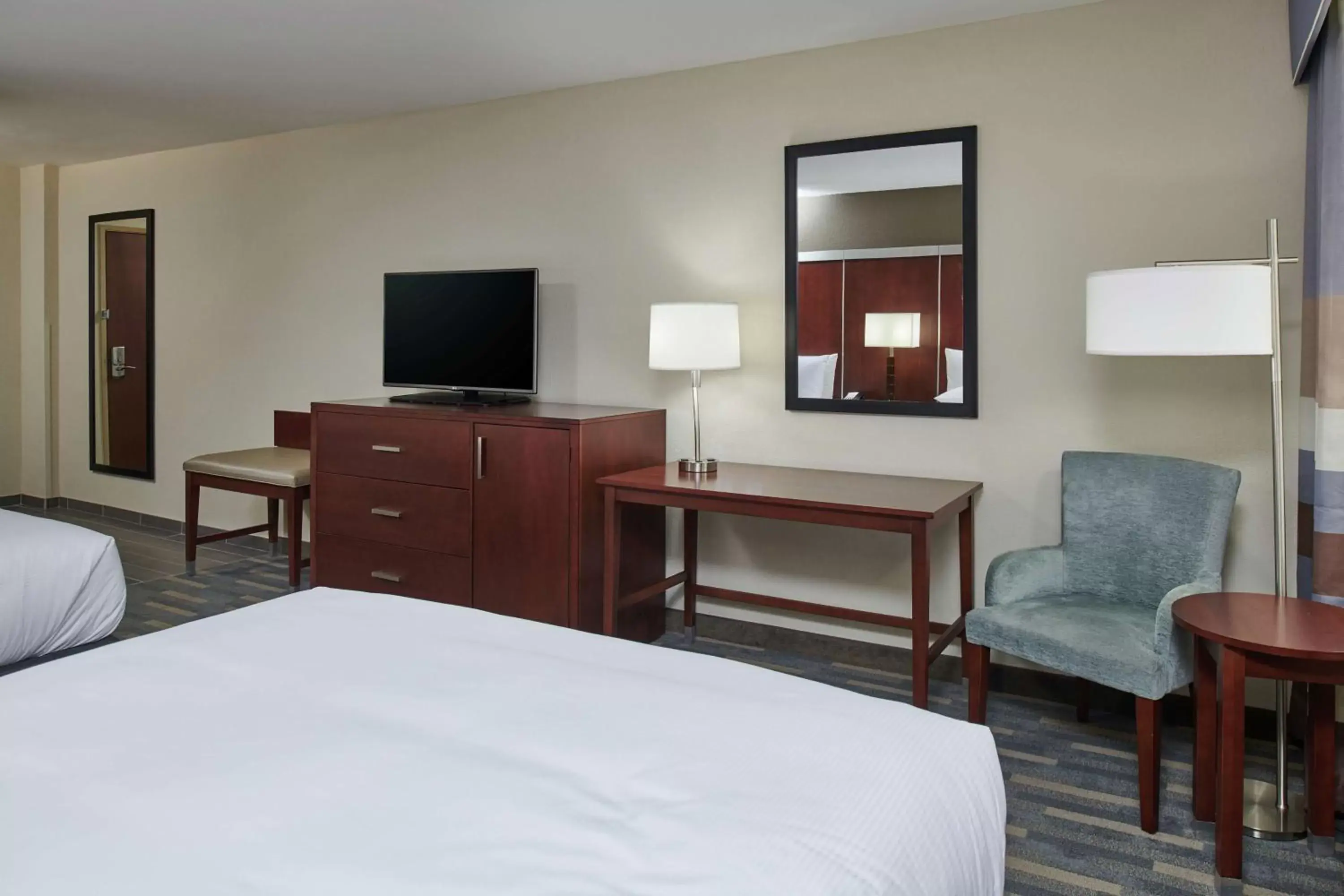 Bedroom, TV/Entertainment Center in Doubletree By Hilton Raleigh Crabtree Valley