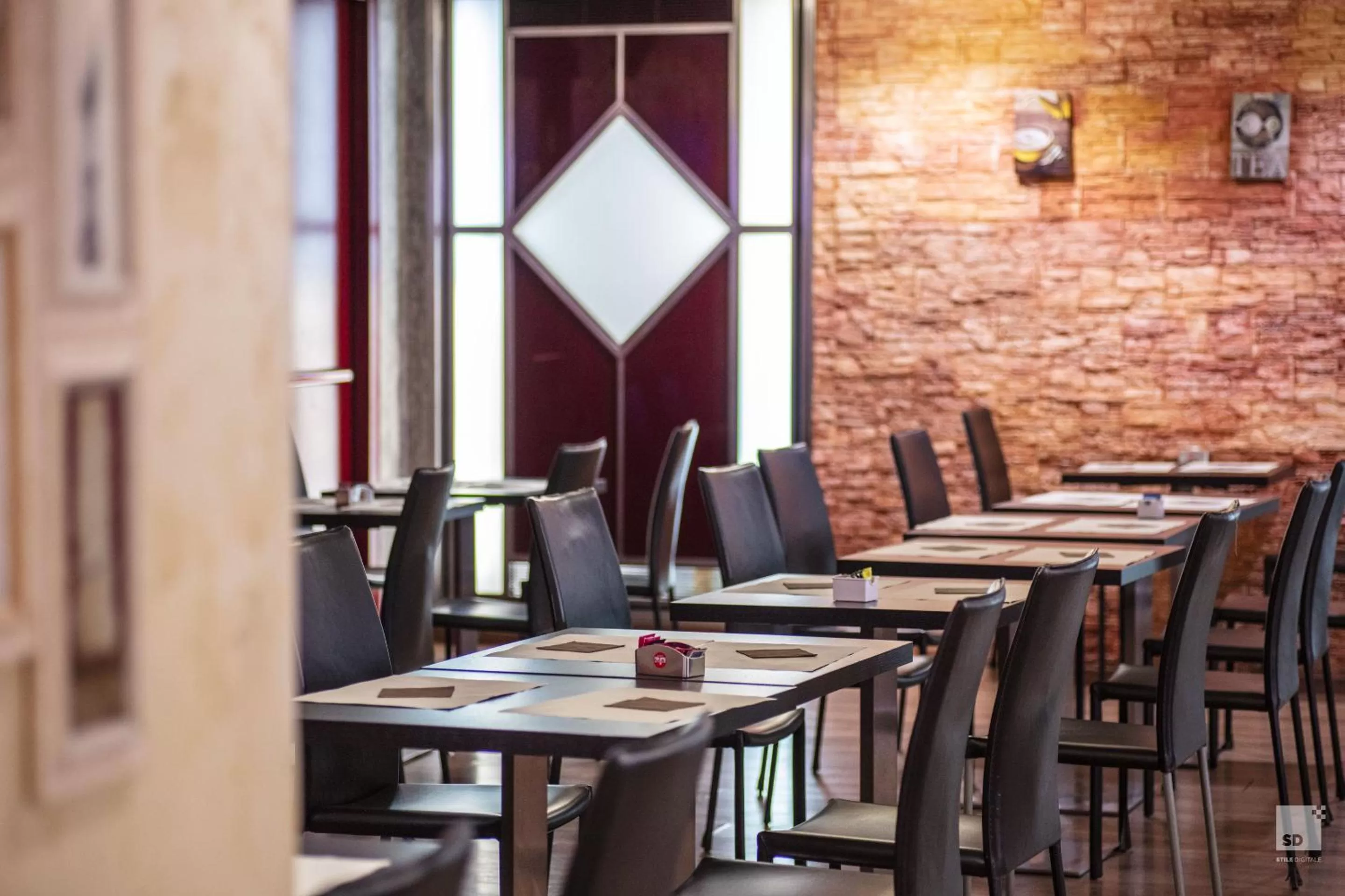 Restaurant/places to eat in Hotel Diplomatic