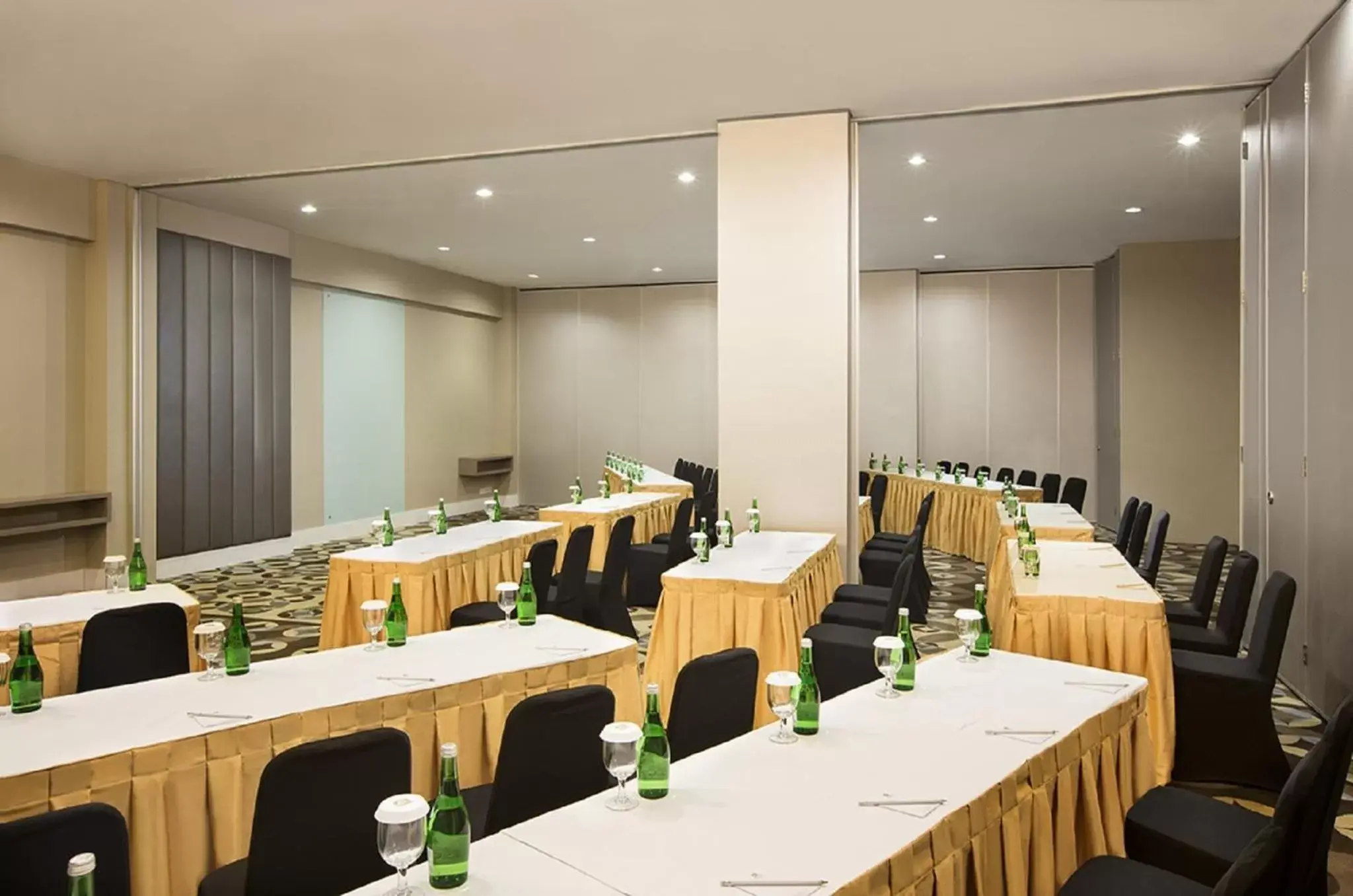 Meeting/conference room, Business Area/Conference Room in ASTON Bellevue Radio Dalam