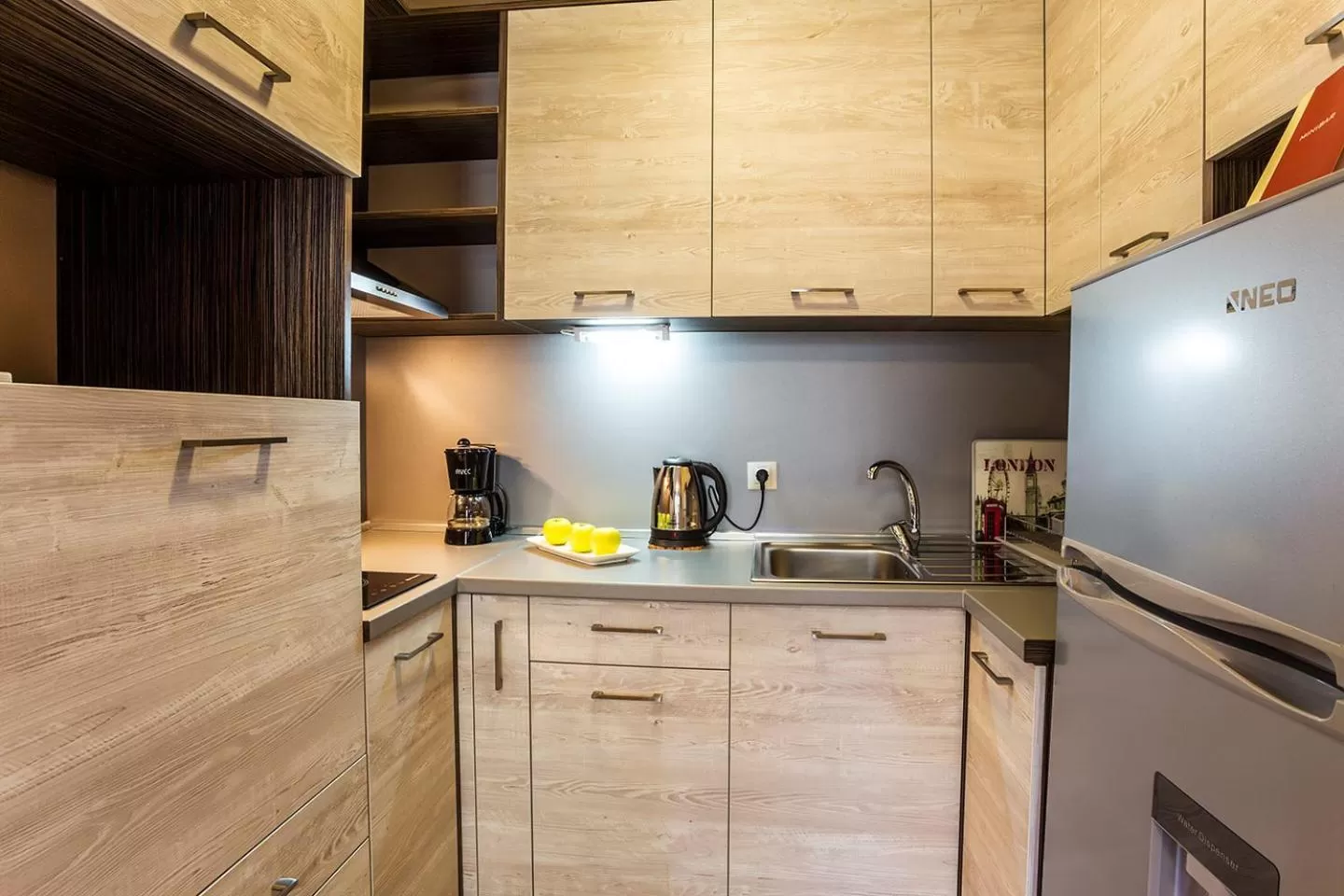 Kitchen or kitchenette in Sofia Place Hotel by HMG
