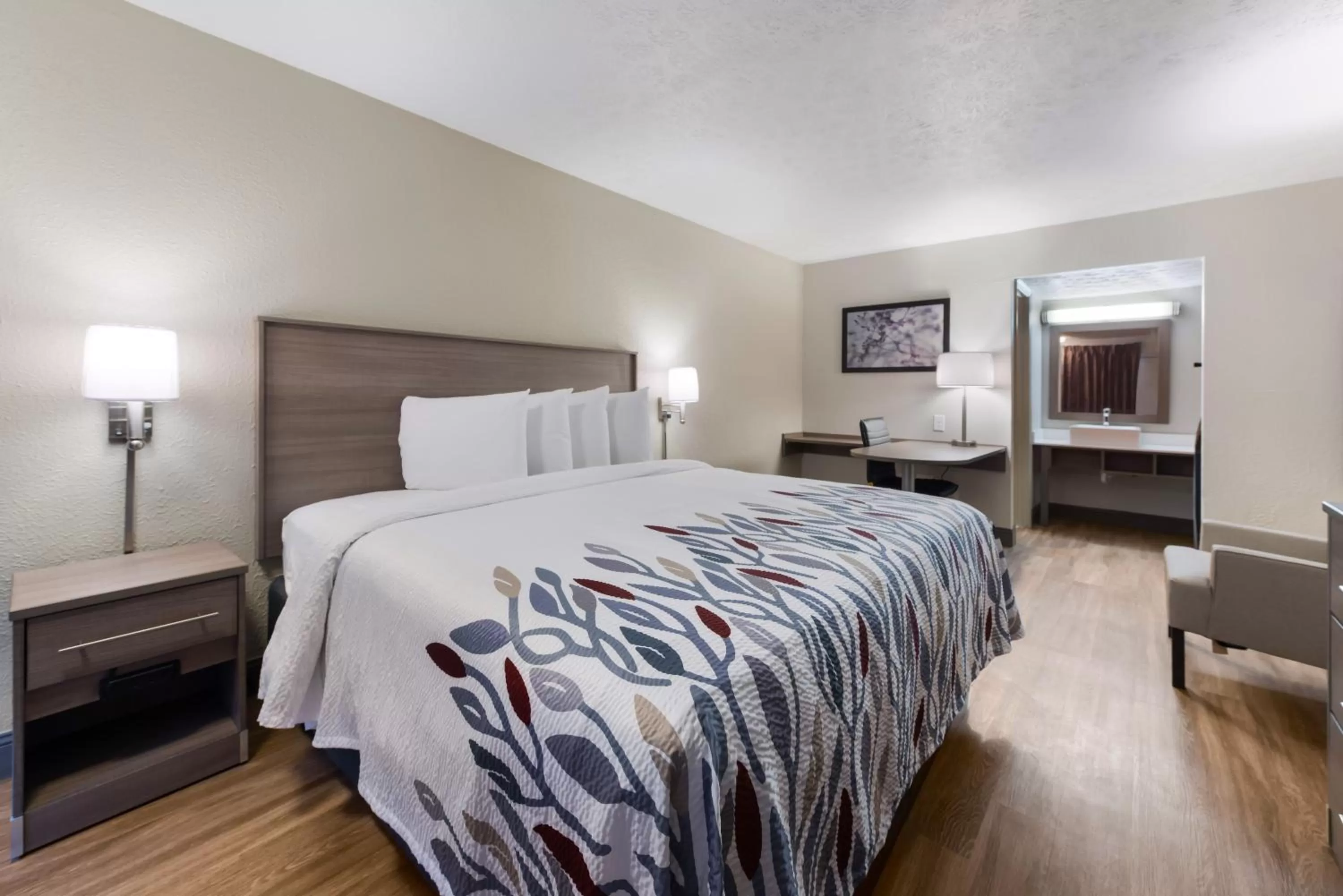 Photo of the whole room, Bed in Red Roof Inn Dayton - Moraine/U of Dayton