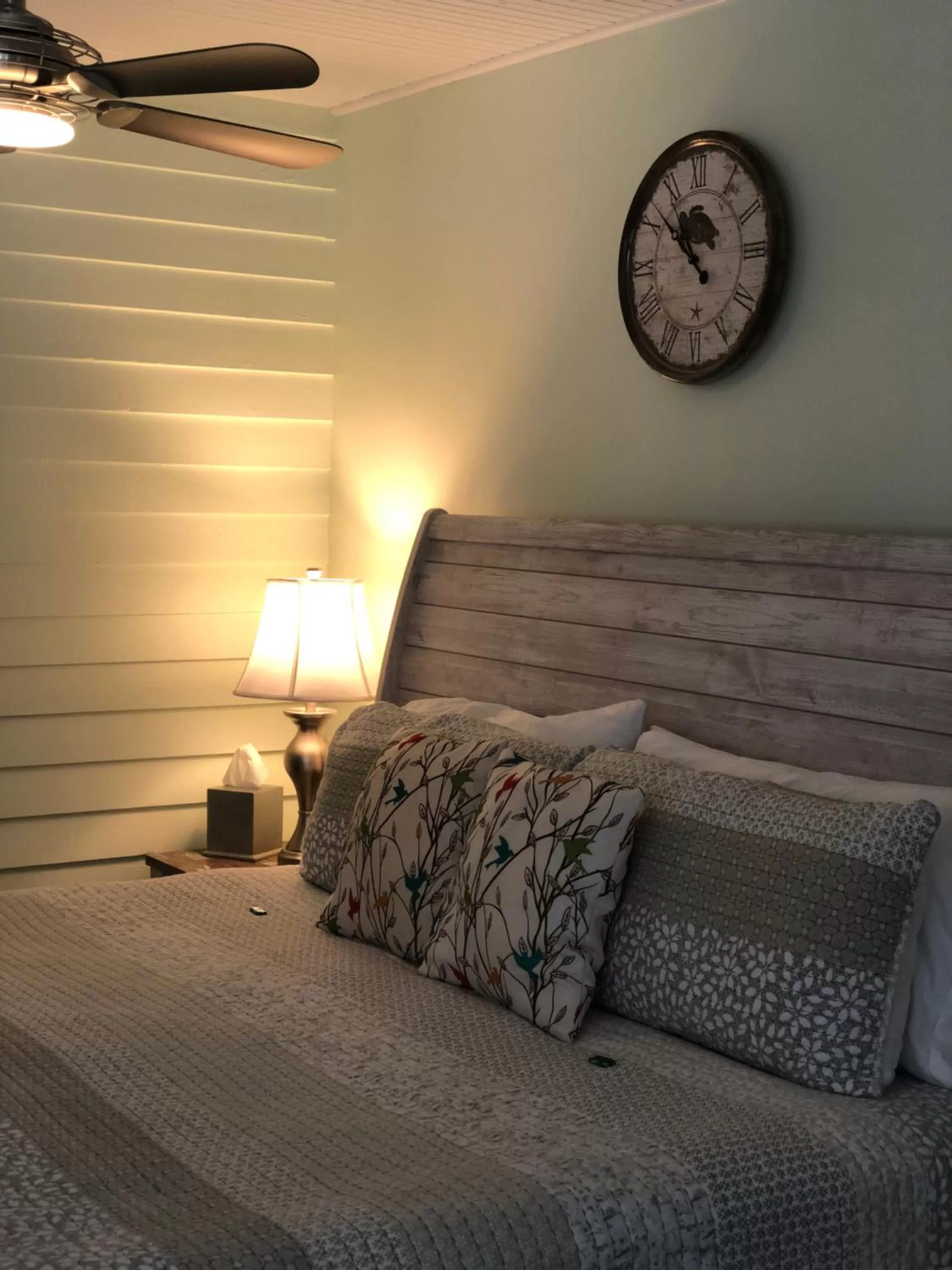 Bed in SeaGlass Inn Bed and Breakfast