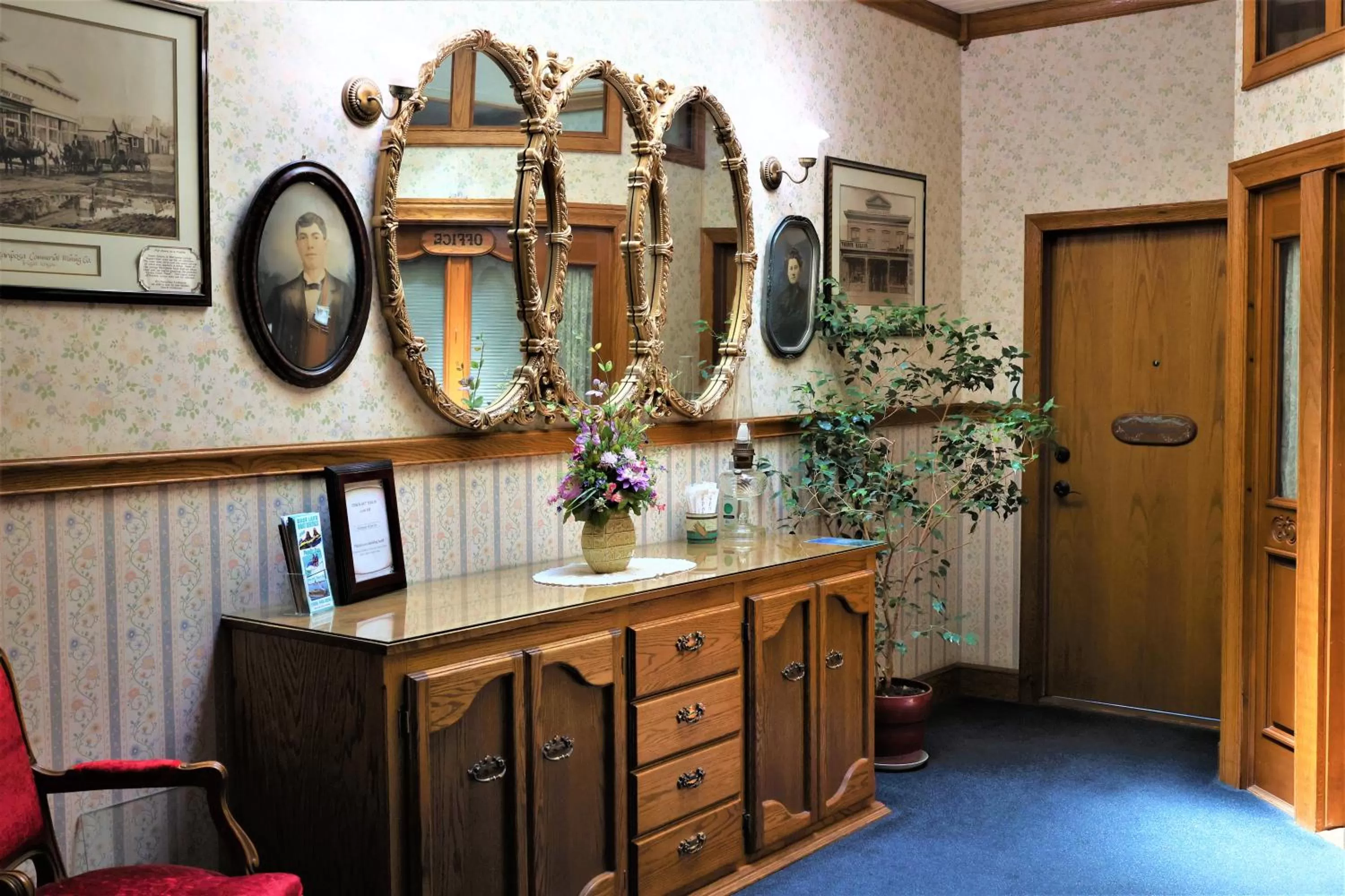 Property building in Mariposa Hotel Inn