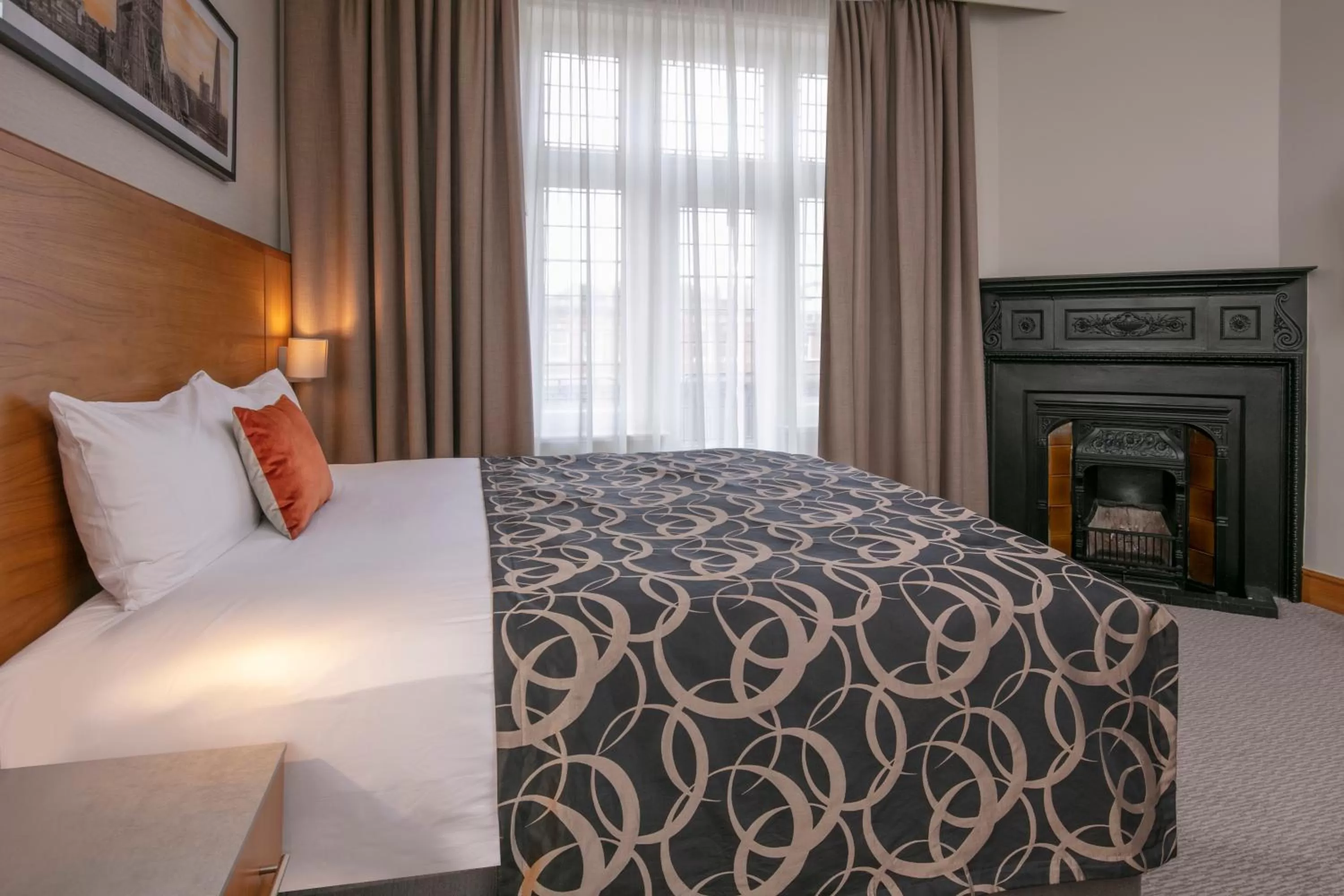 Bedroom, Bed in The Crown London, WorldHotels Distinctive