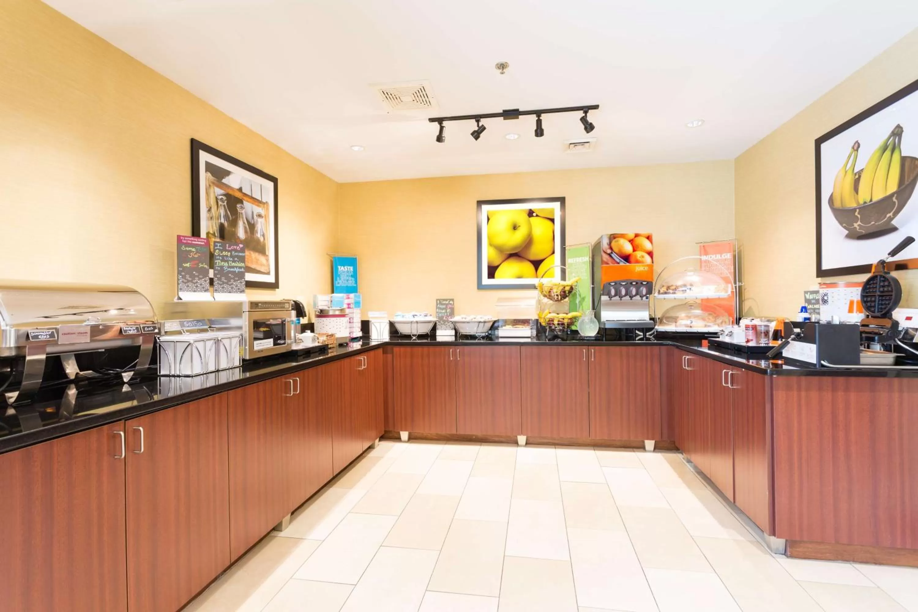 Dining area in Hampton Inn Havelock