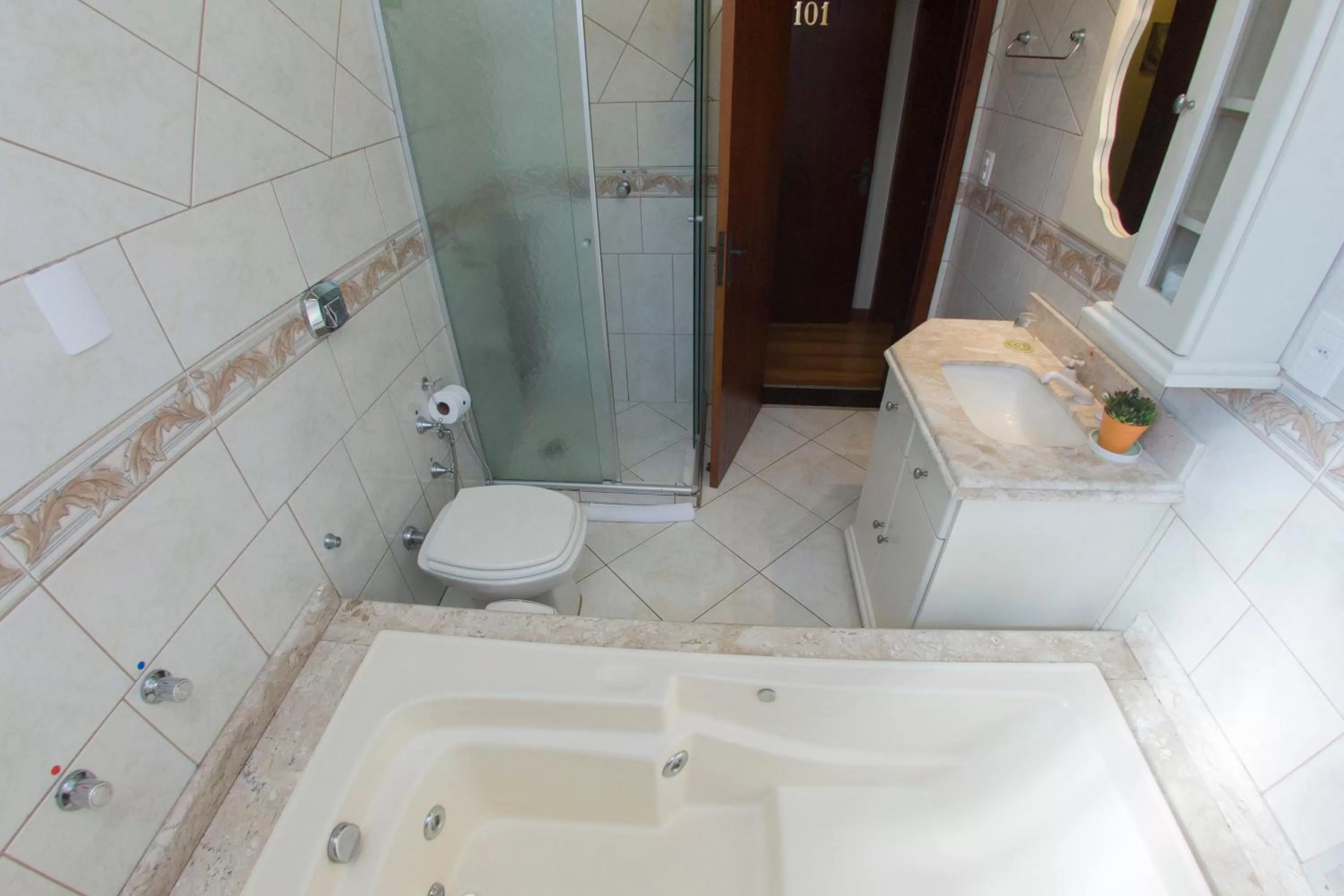 Hot Tub in Pousada Green House by Conrado Vitali