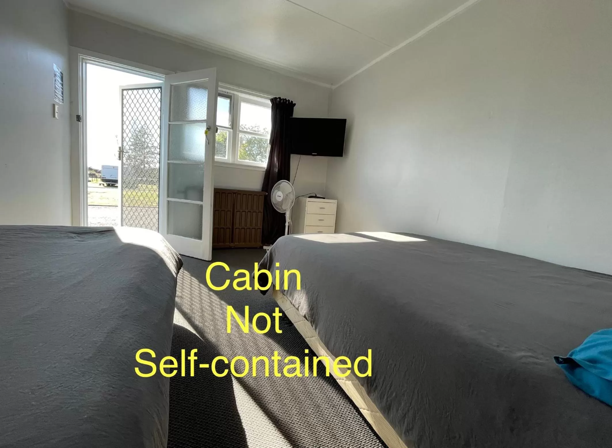 Communal lounge/ TV room, Bed in Oasis Motel & Holiday Park Turangi