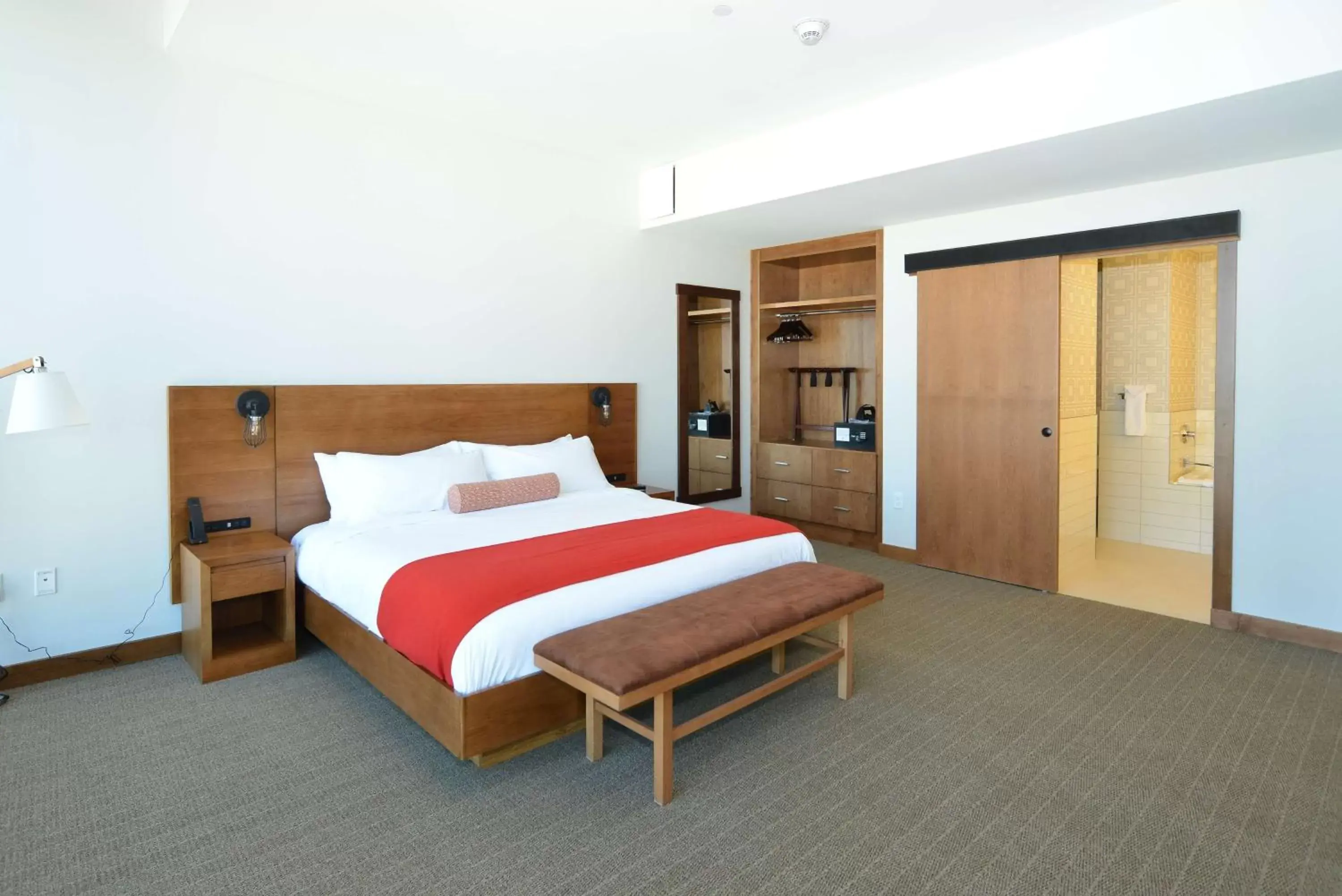 Bathroom, Bed in The Lismore Hotel Eau Claire - a DoubleTree by Hilton