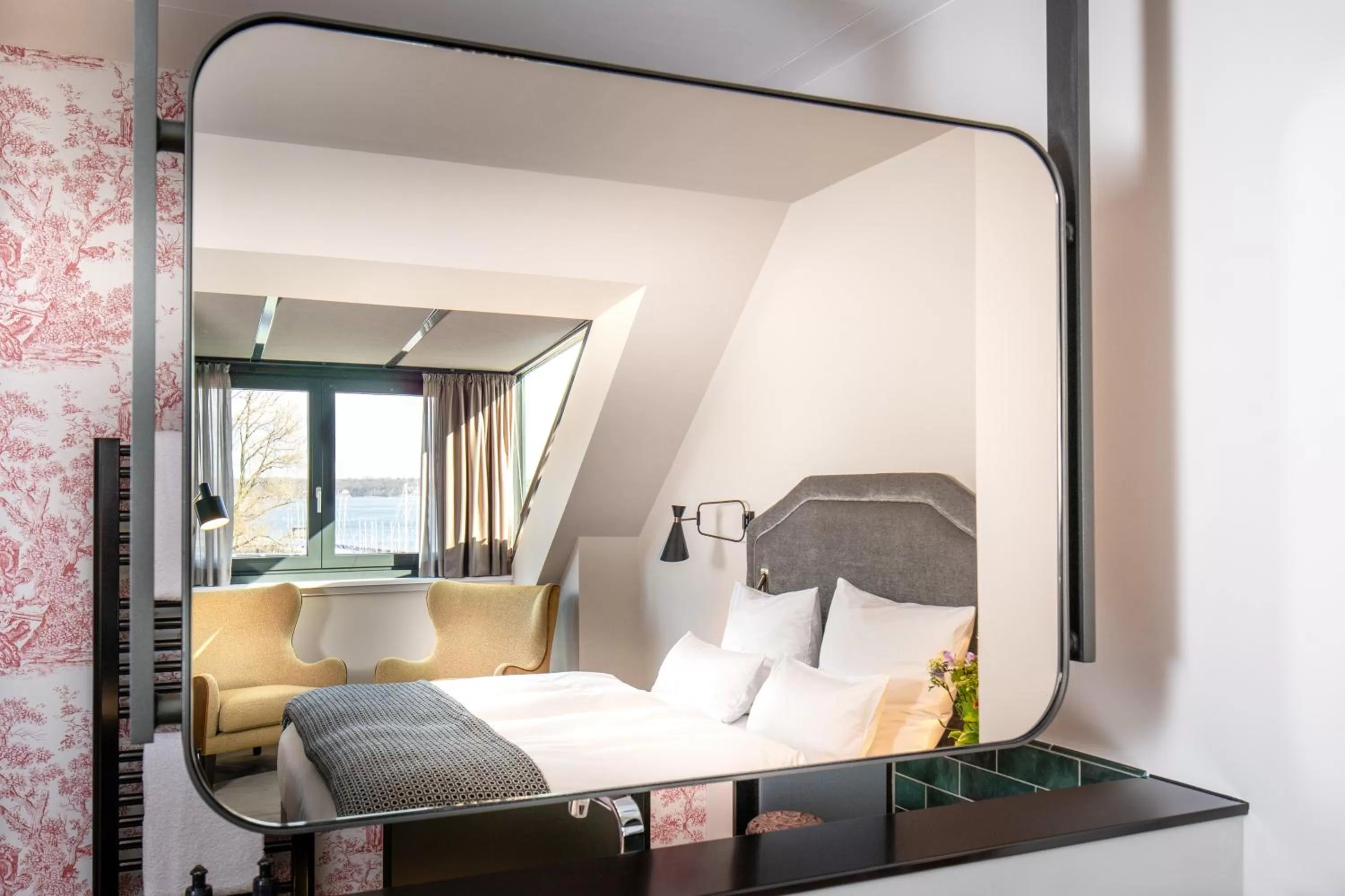 Photo of the whole room, Bed in Das James