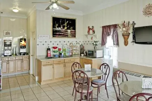 Kitchen/Kitchenette in Rodeway Inn