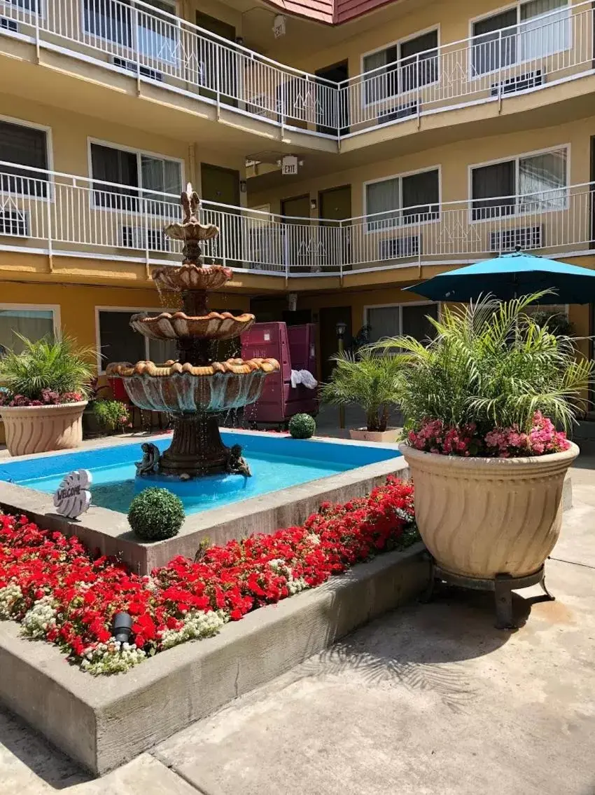 Swimming Pool in Imperial Inn Oakland