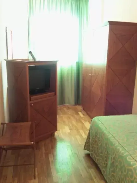 Bedroom, TV/Entertainment Center in Hotel Semifonte