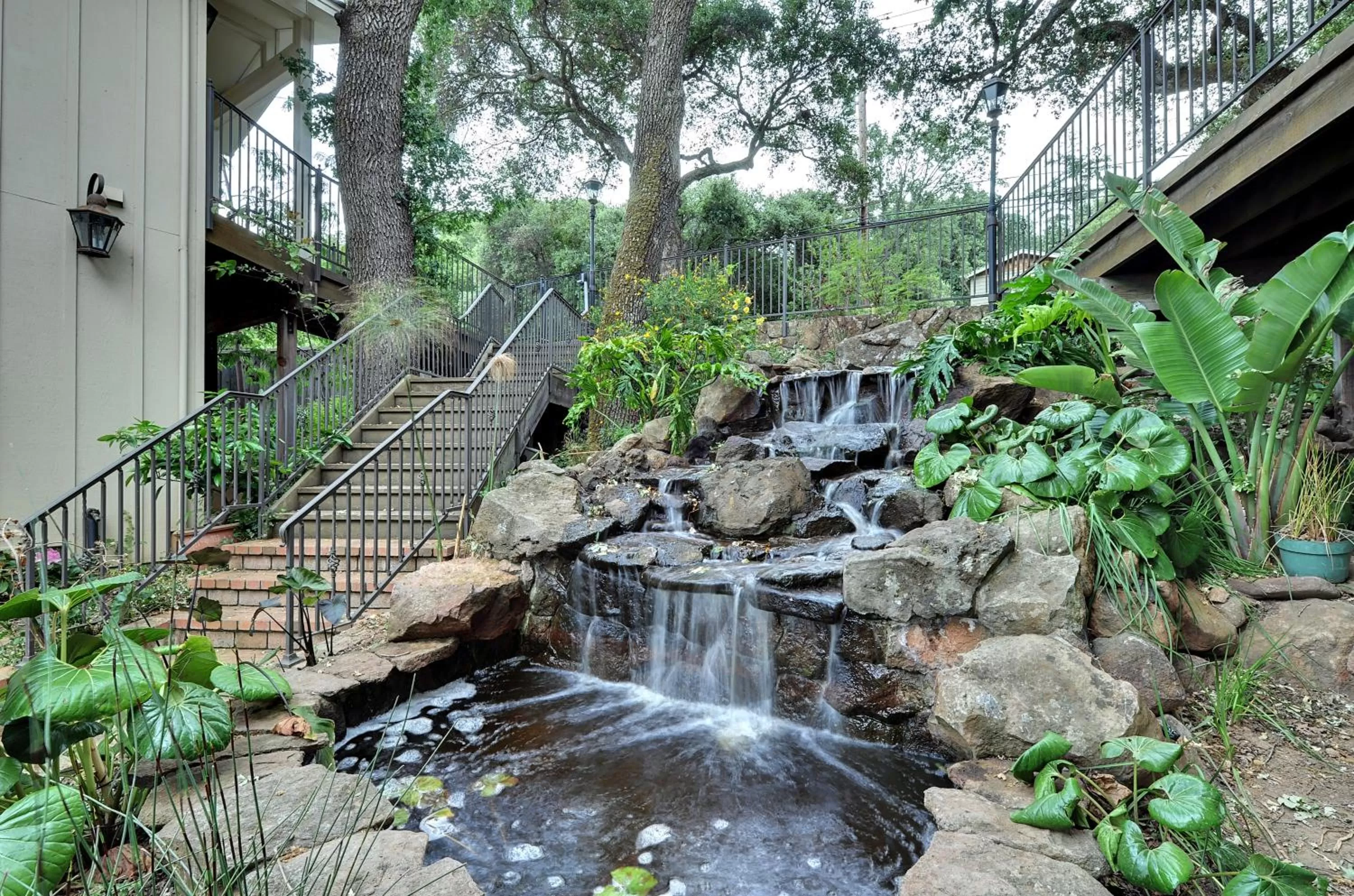 Property building in Saratoga Oaks Lodge