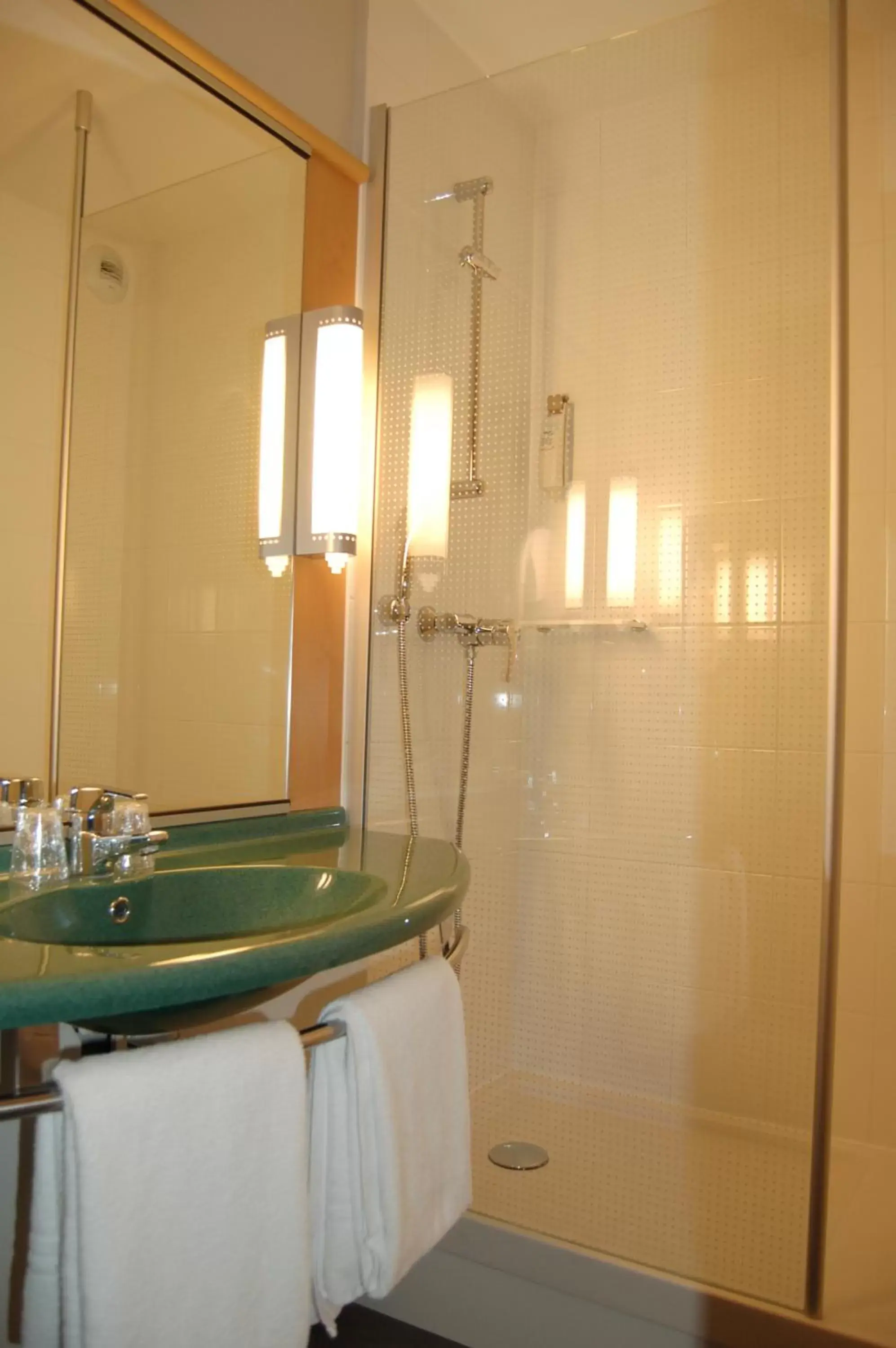 Bathroom in Ibis Auray