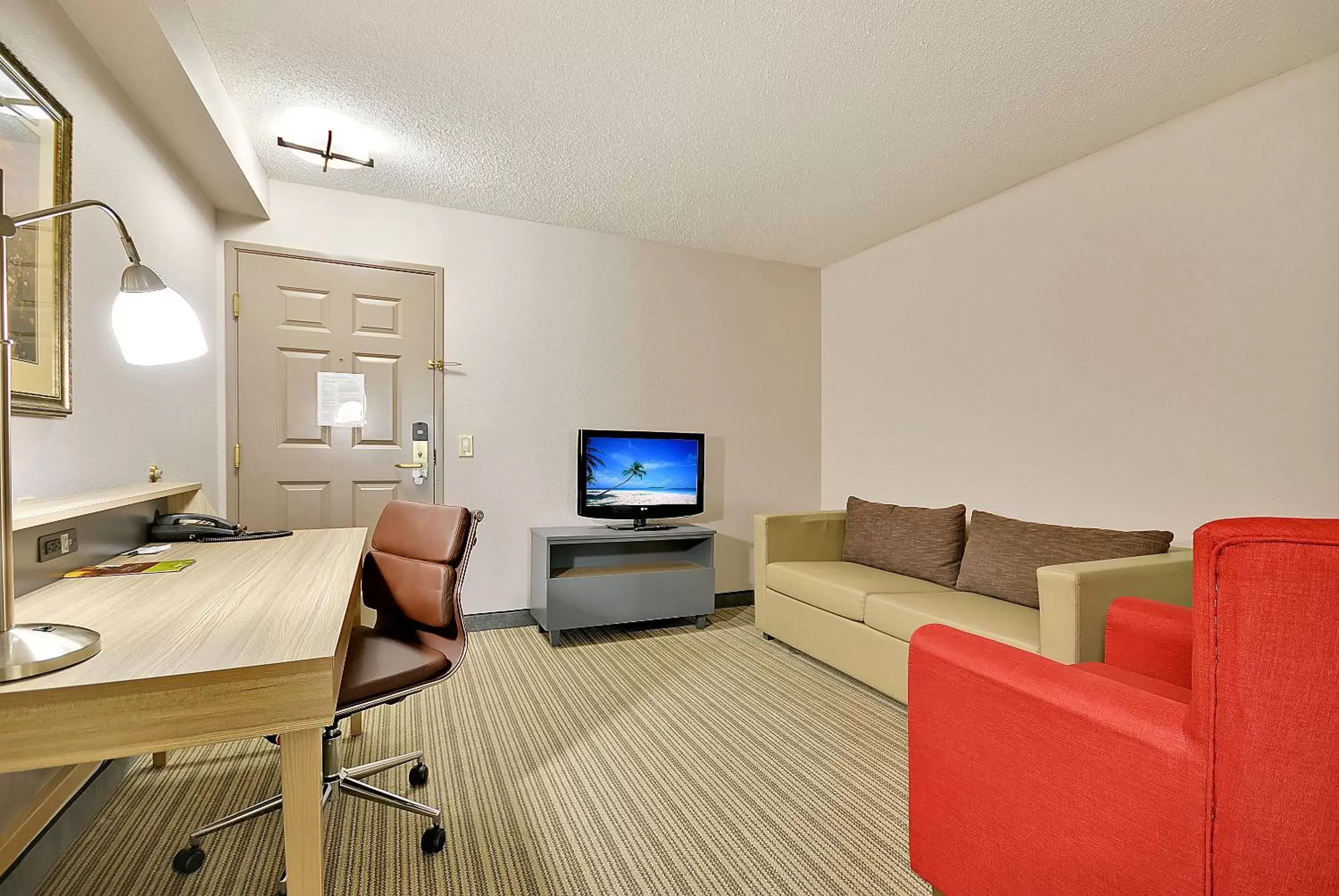 Living room, Seating Area in Country Inn & Suites by Radisson, Charleston North, SC