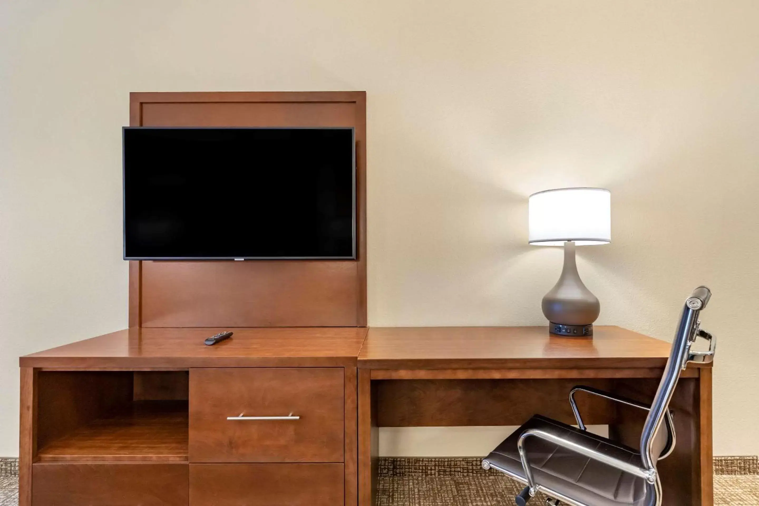 Photo of the whole room, TV/Entertainment Center in Comfort Suites San Antonio Ft. Sam Houston/SAMMC Area