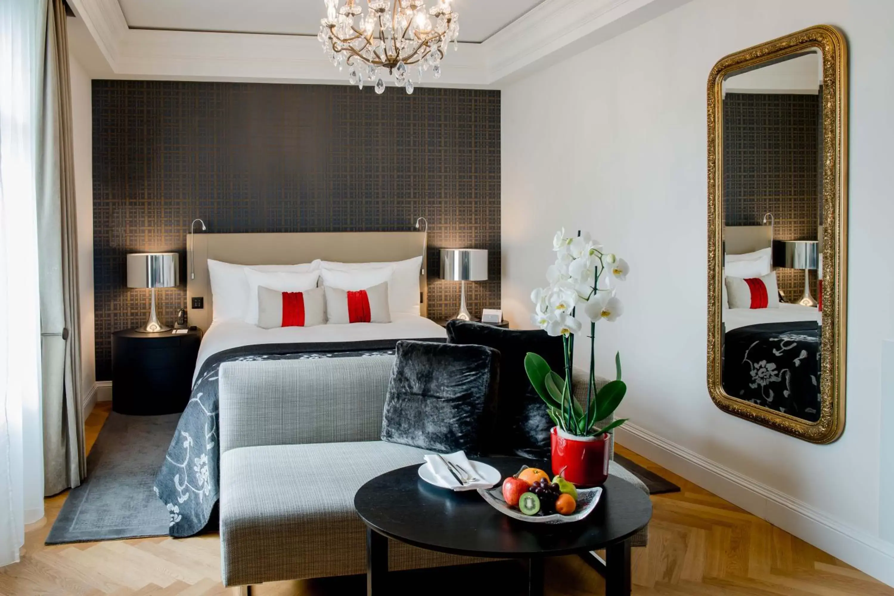 Seating area, Bed in Hotel Schweizerhof Bern & Spa