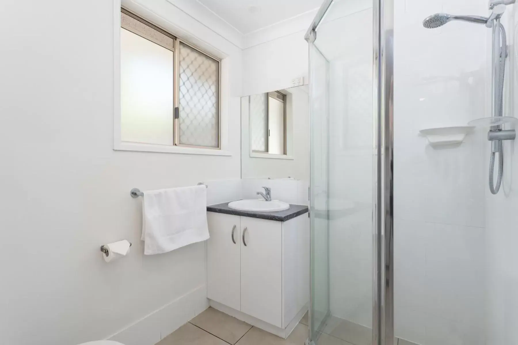 Shower, Bathroom in Apollo Lodge