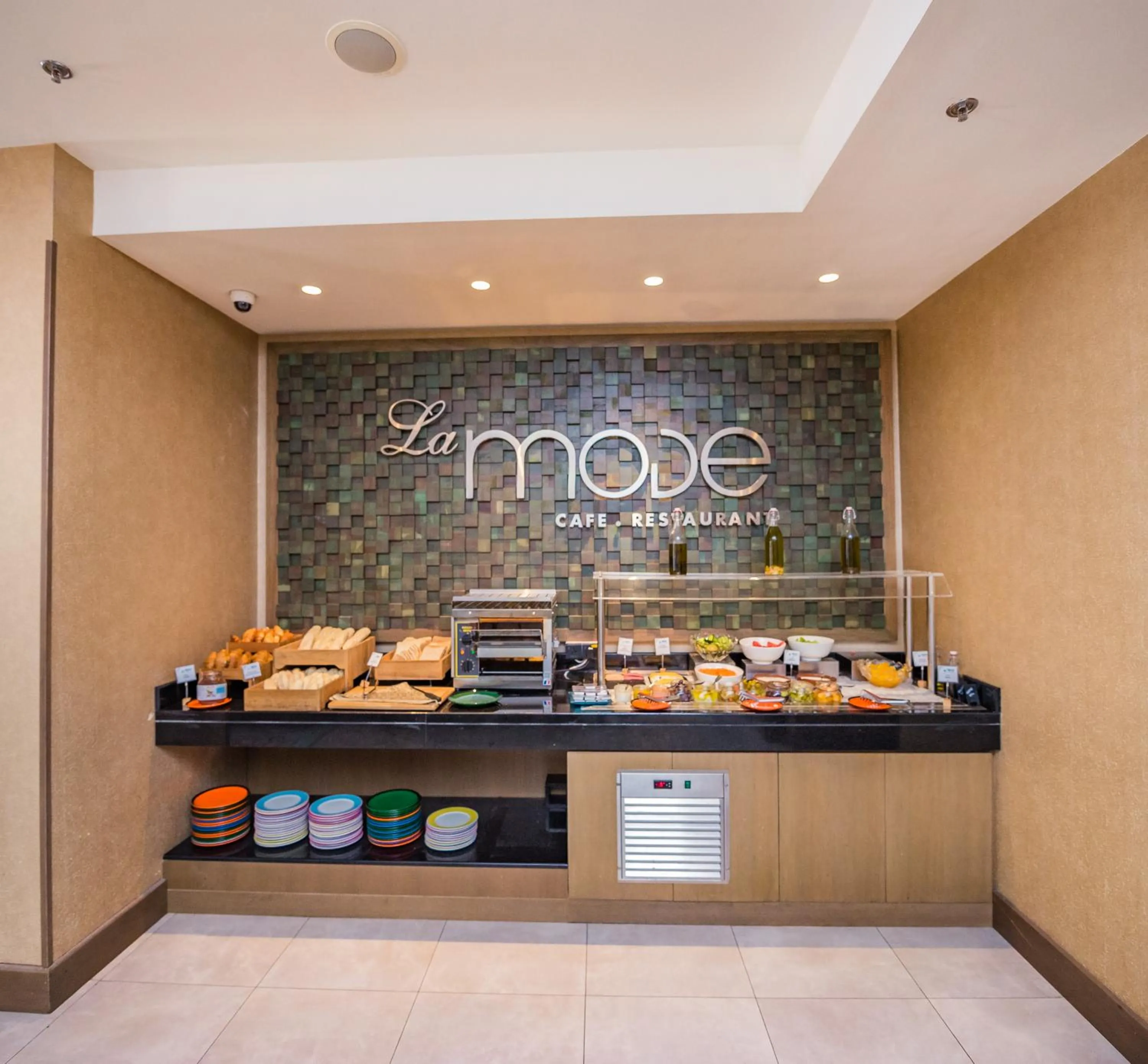 Food and drinks in MENA Plaza Hotel Albarsha At The Mall