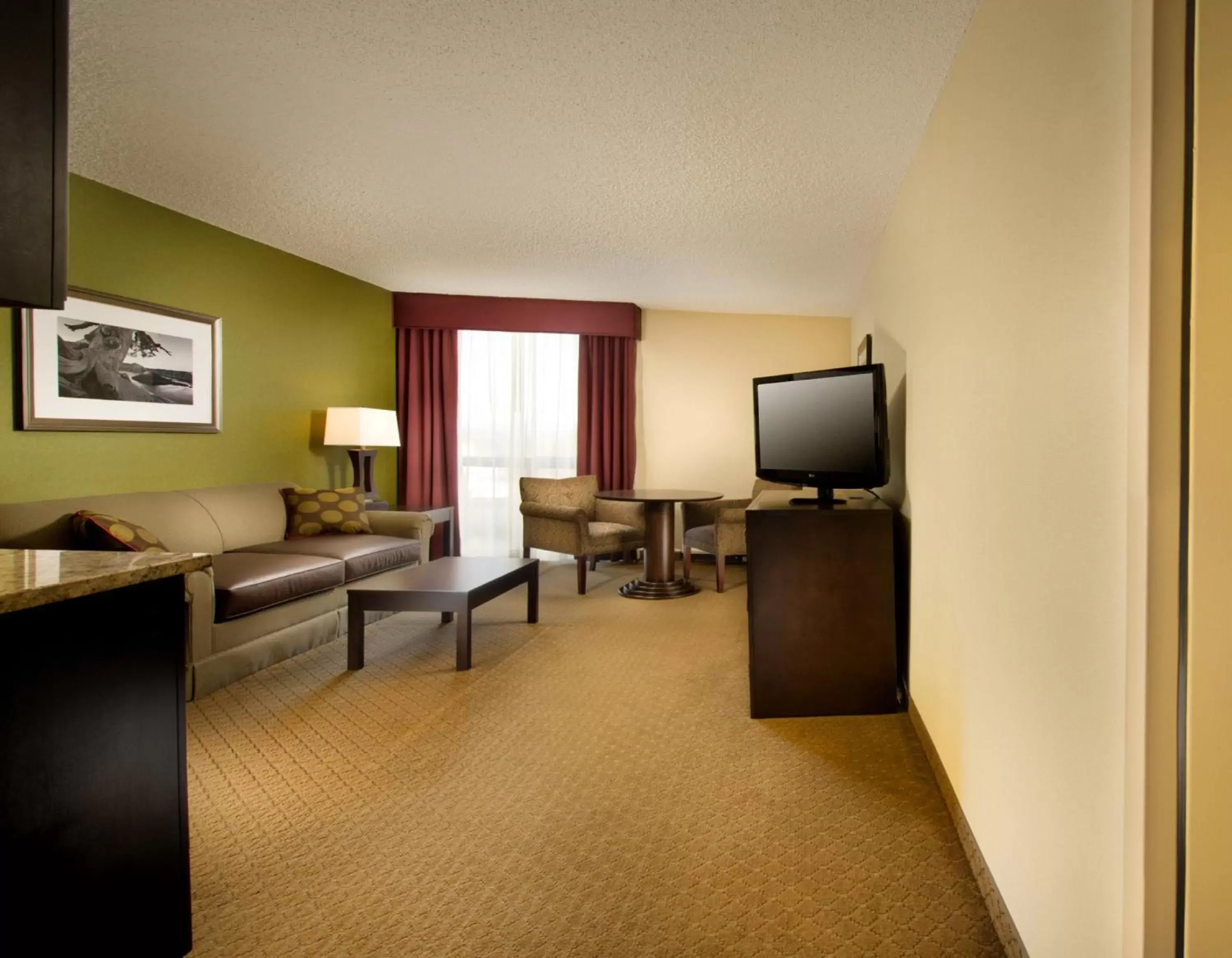 Photo of the whole room, Seating Area in Holiday Inn Portland-Airport I-205, an IHG Hotel