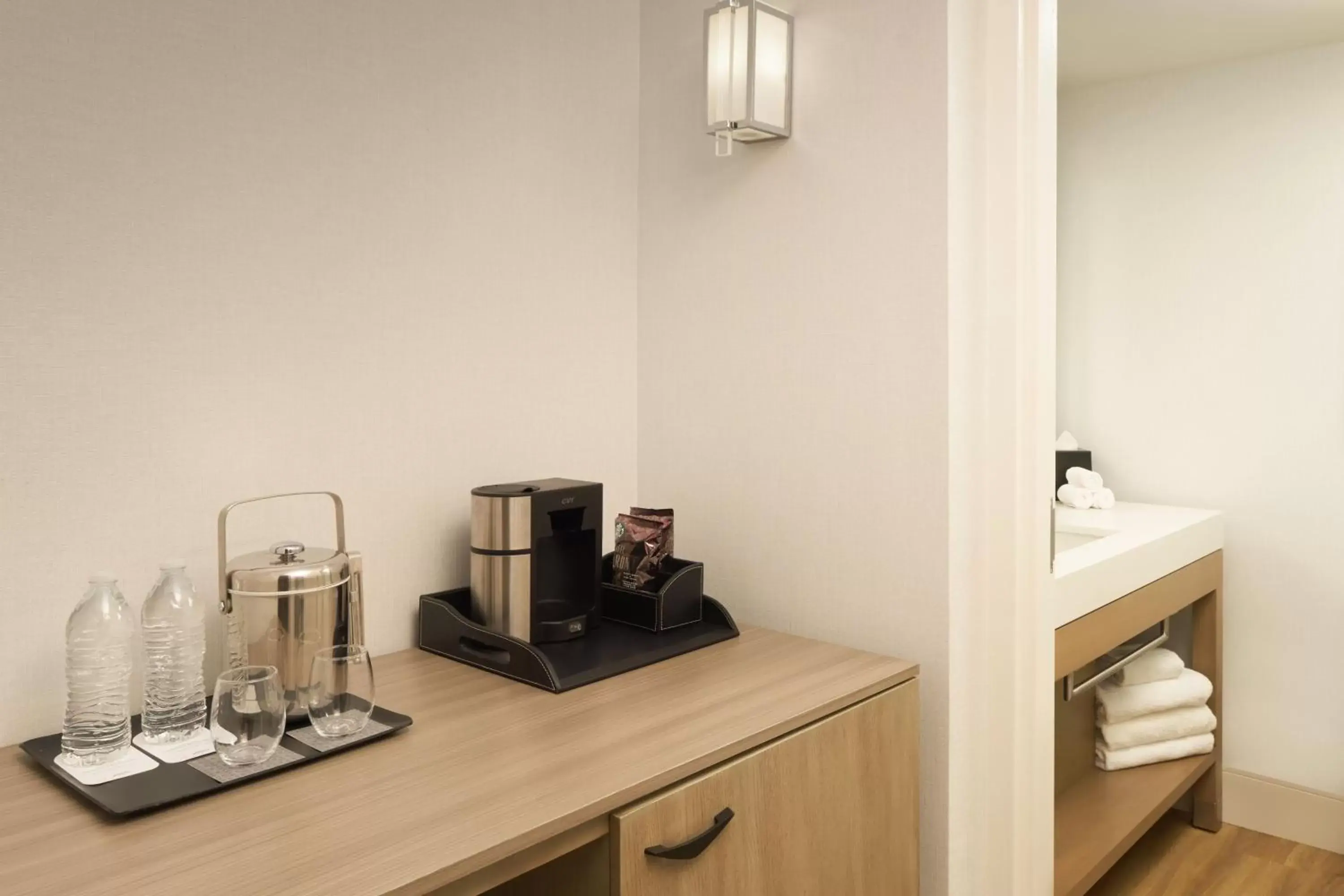 Bathroom, TV/Entertainment Center in Sheraton Pittsburgh Hotel at Station Square