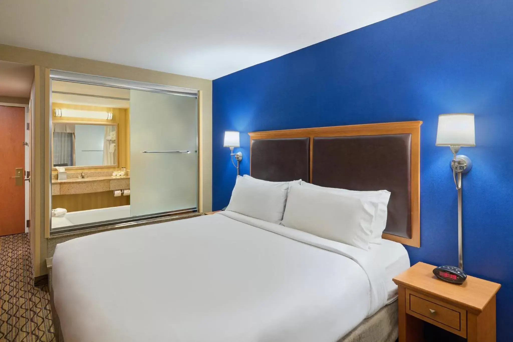 Photo of the whole room, Bed in Holiday Inn Express New York City Chelsea, an IHG Hotel
