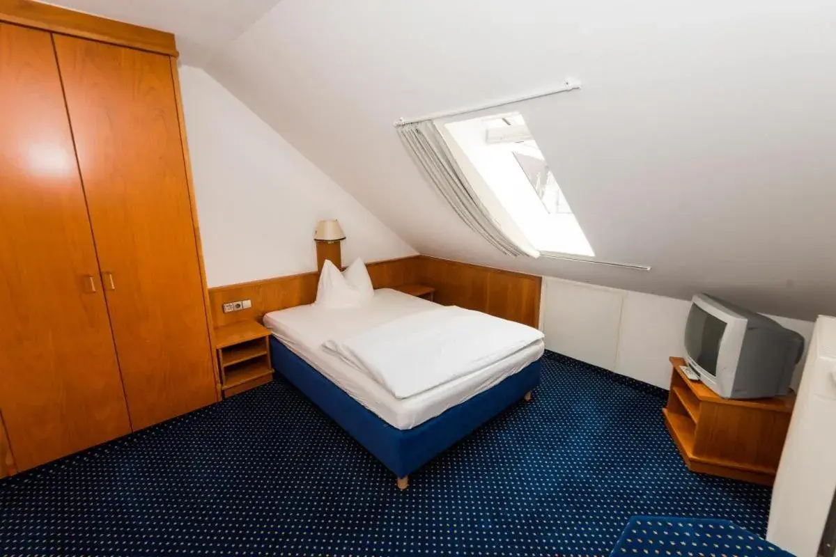 Photo of the whole room, Bed in Hotel am Feuersee