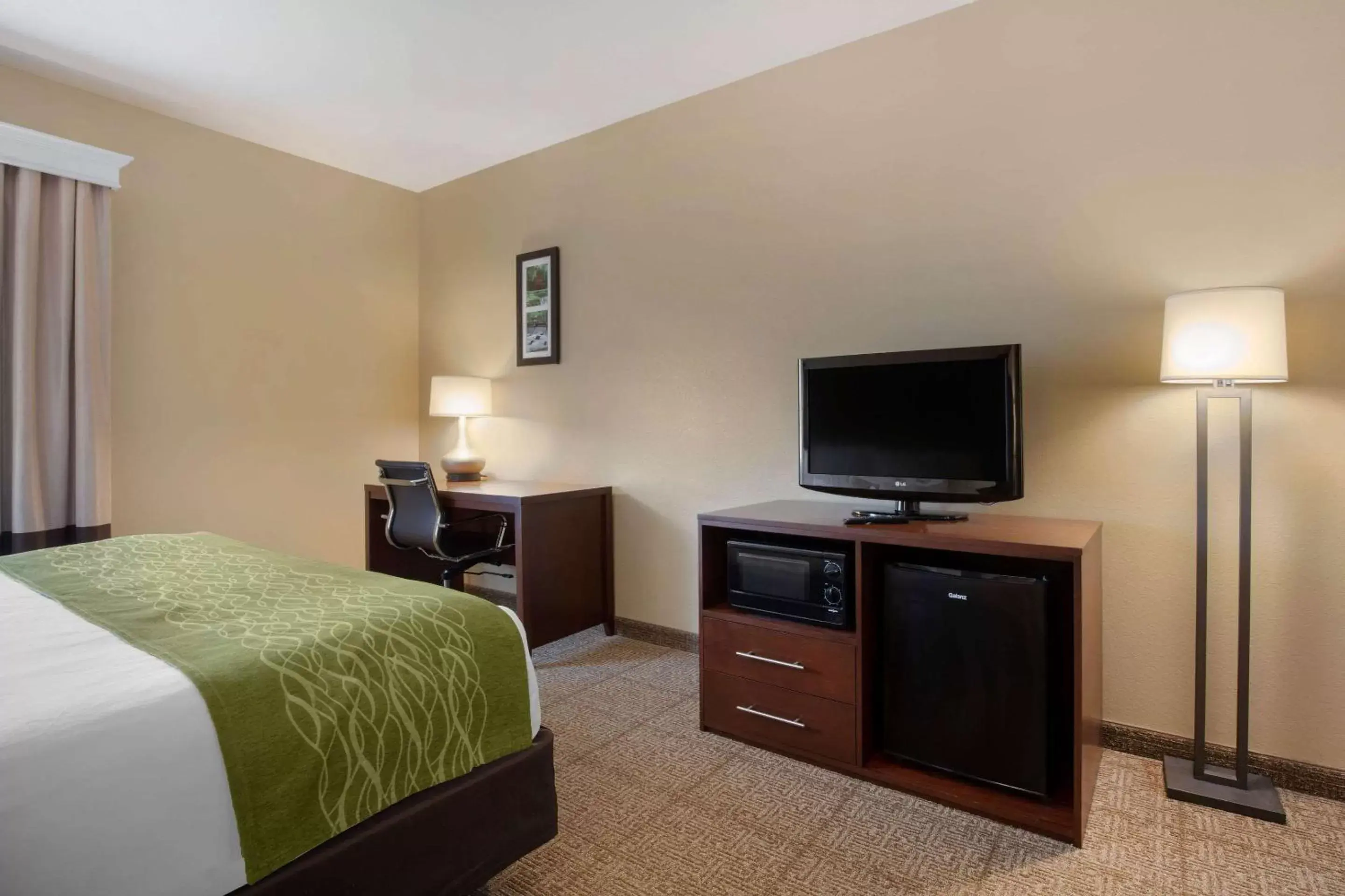Photo of the whole room, TV/Entertainment Center in Comfort Inn Willow Springs