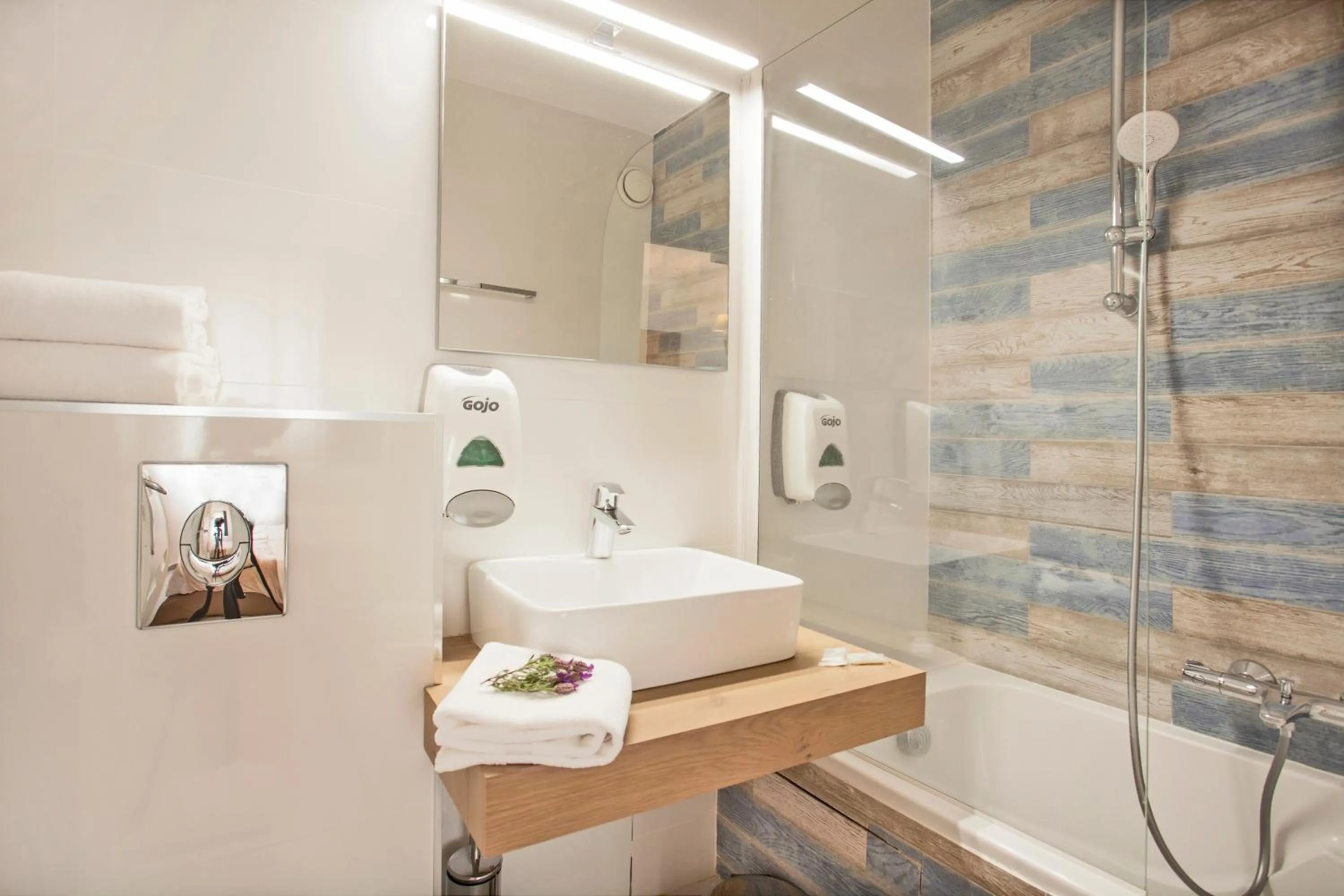 Bathroom in Le Neptune & Spa