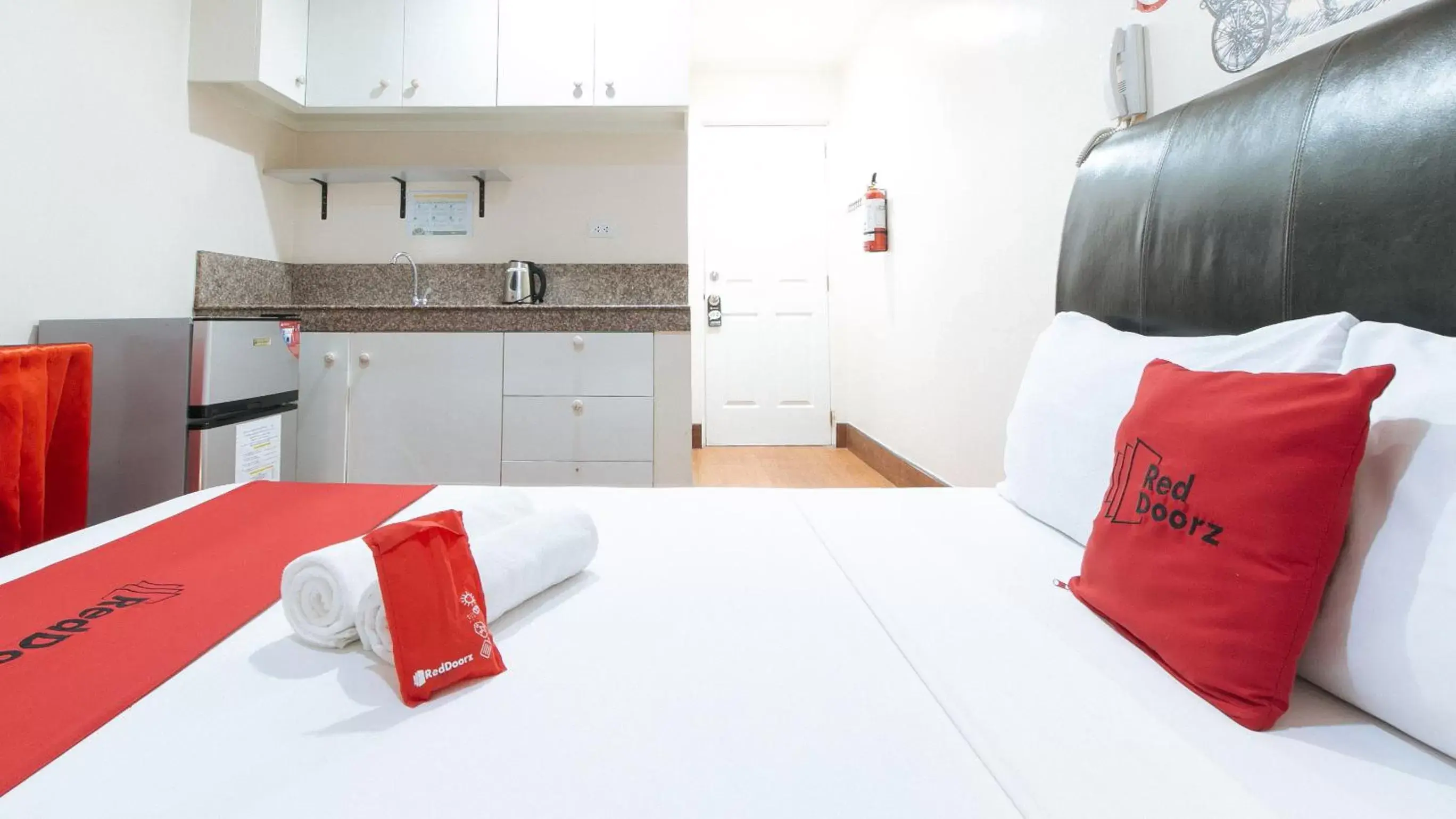 Bedroom, Kitchen/Kitchenette in RedDoorz at CPG Estate Hotel Taguig