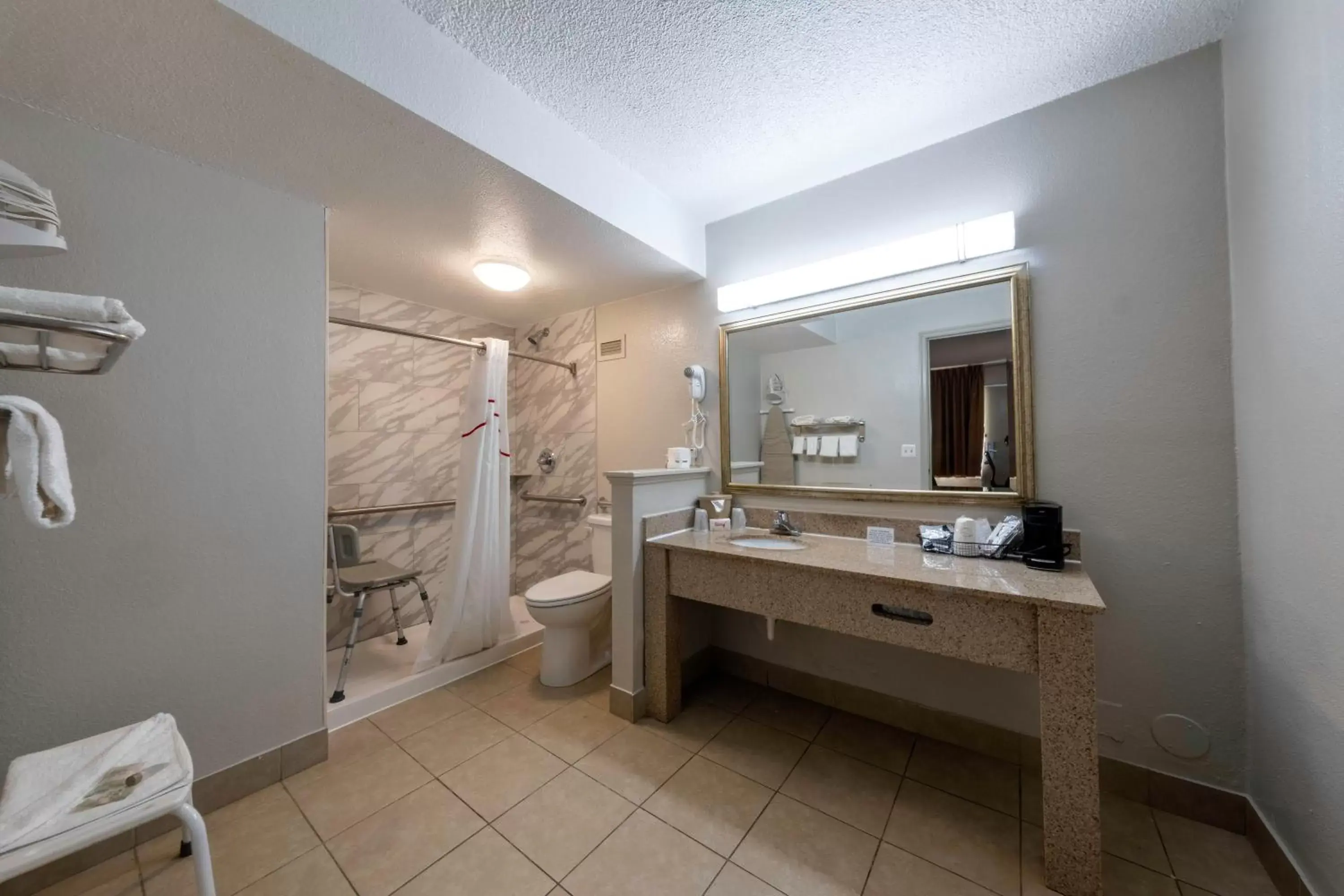 Bathroom in Red Roof Inn Charlottesville