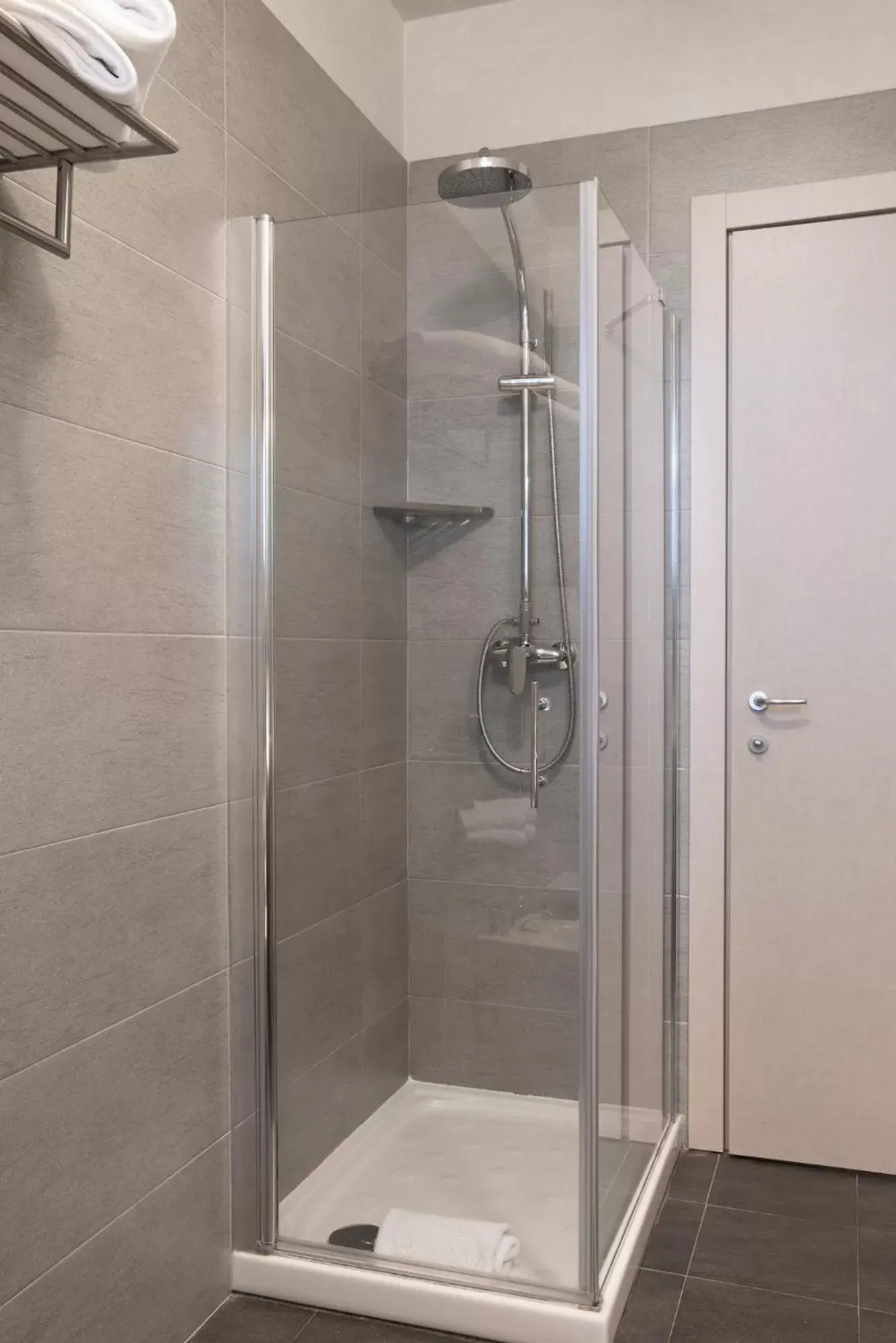 Shower, Bathroom in Le Torri - Castiglione Falletto