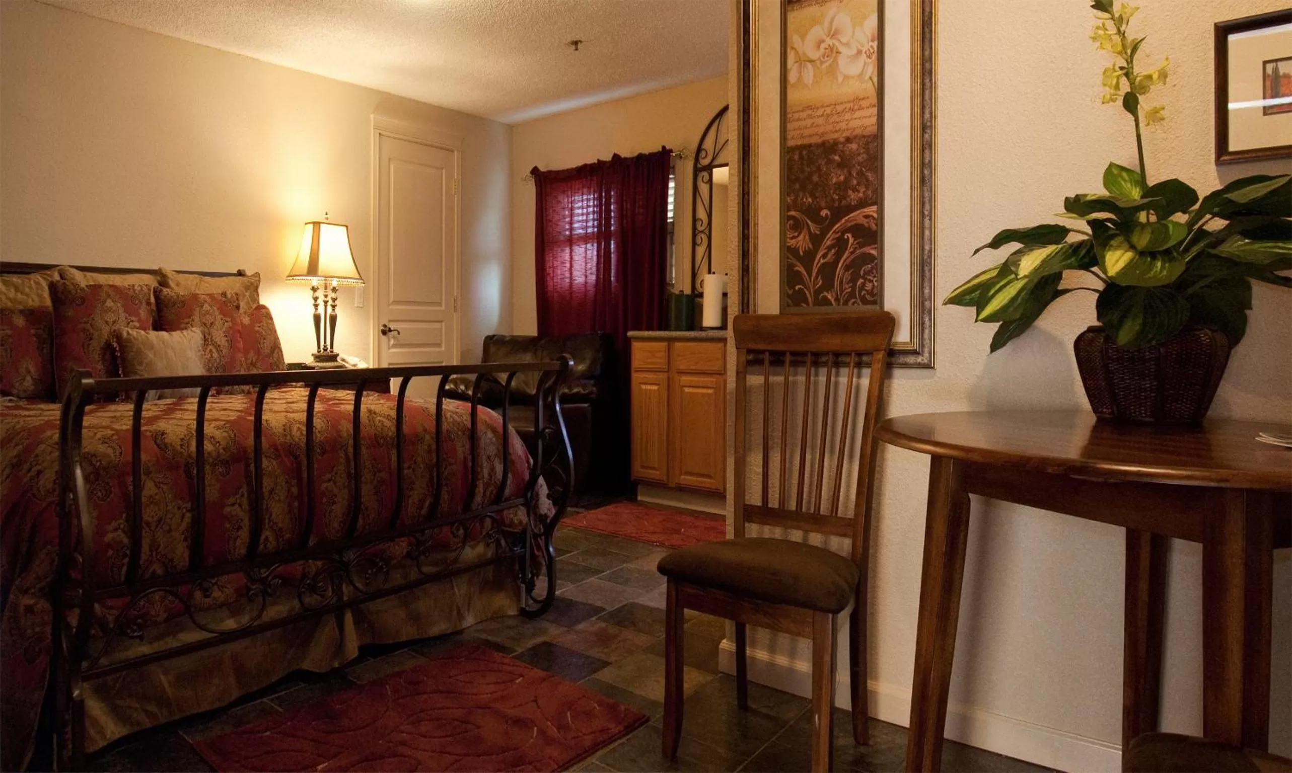 Kitchen or kitchenette, Bed in Silverton Inn & Suites
