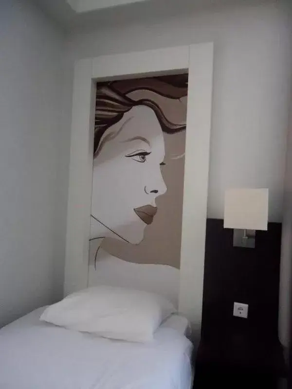 Property building, Bed in Leonardo Hotel Breda City Center