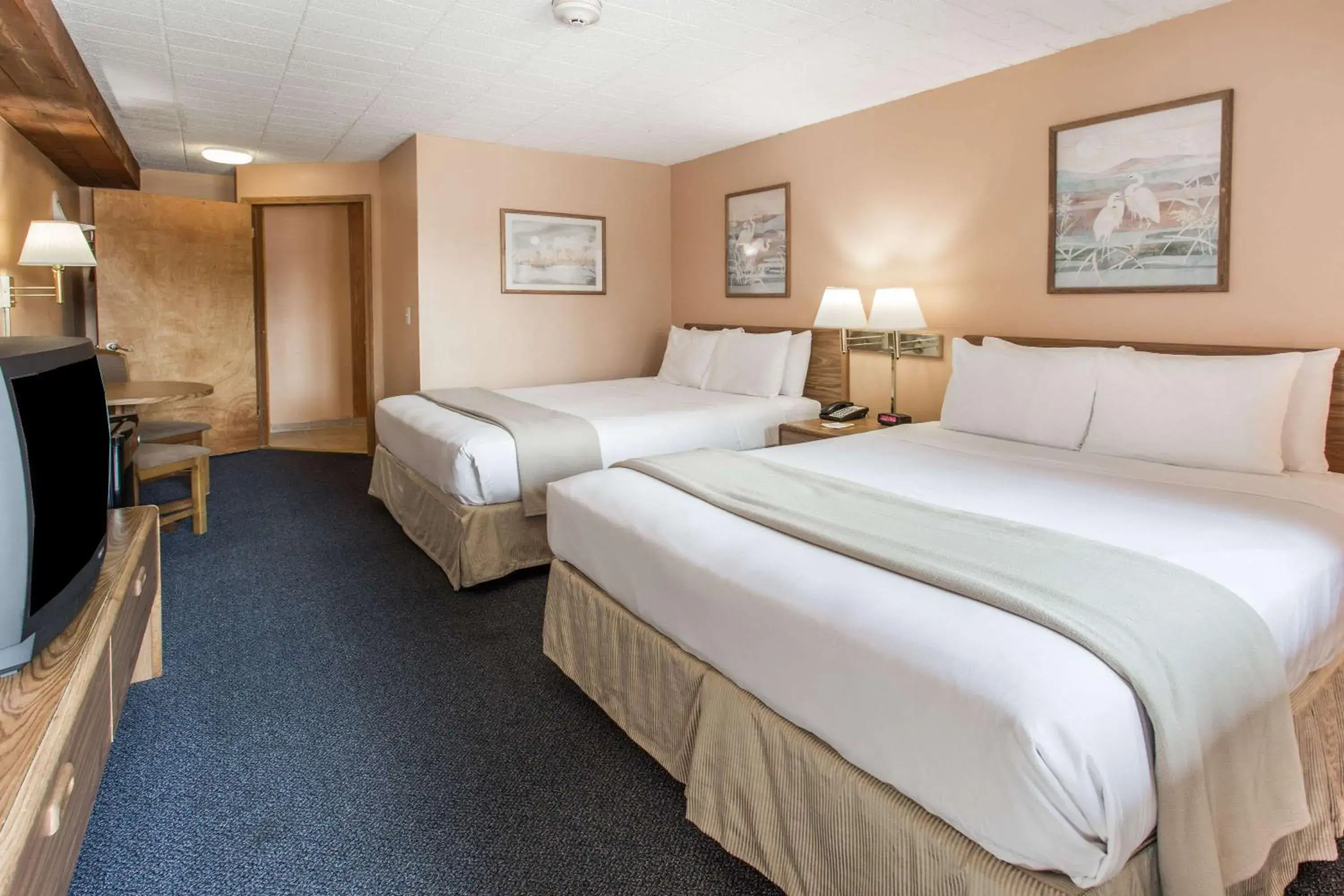 Photo of the whole room, Bed in Days Inn by Wyndham West Allis/Milwaukee