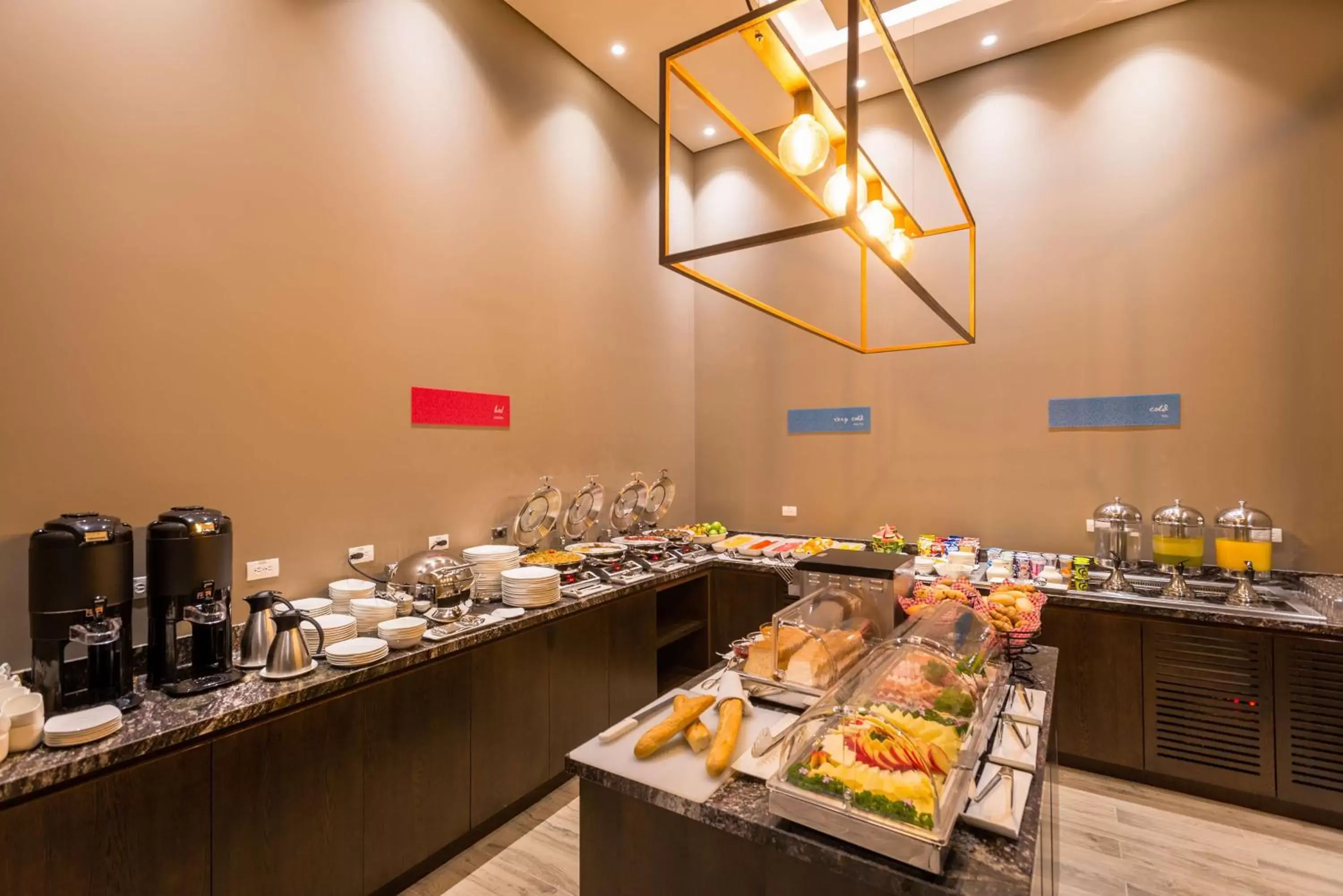 Breakfast, Restaurant/Places to Eat in Hilton Garden Inn Bogota Airport