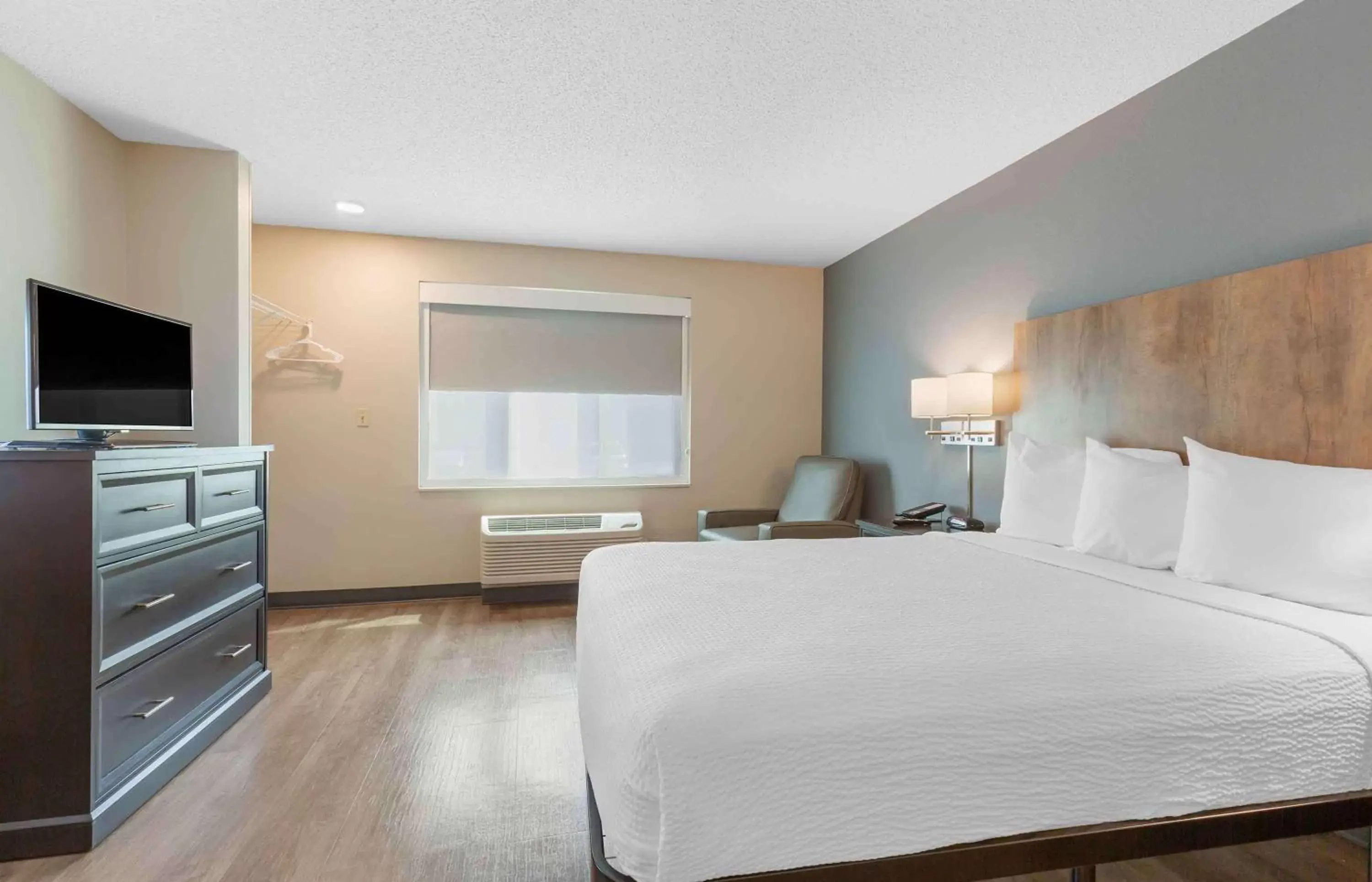 Bedroom, Bed in Extended Stay America Suites - Washington, DC - Centreville - Manassas