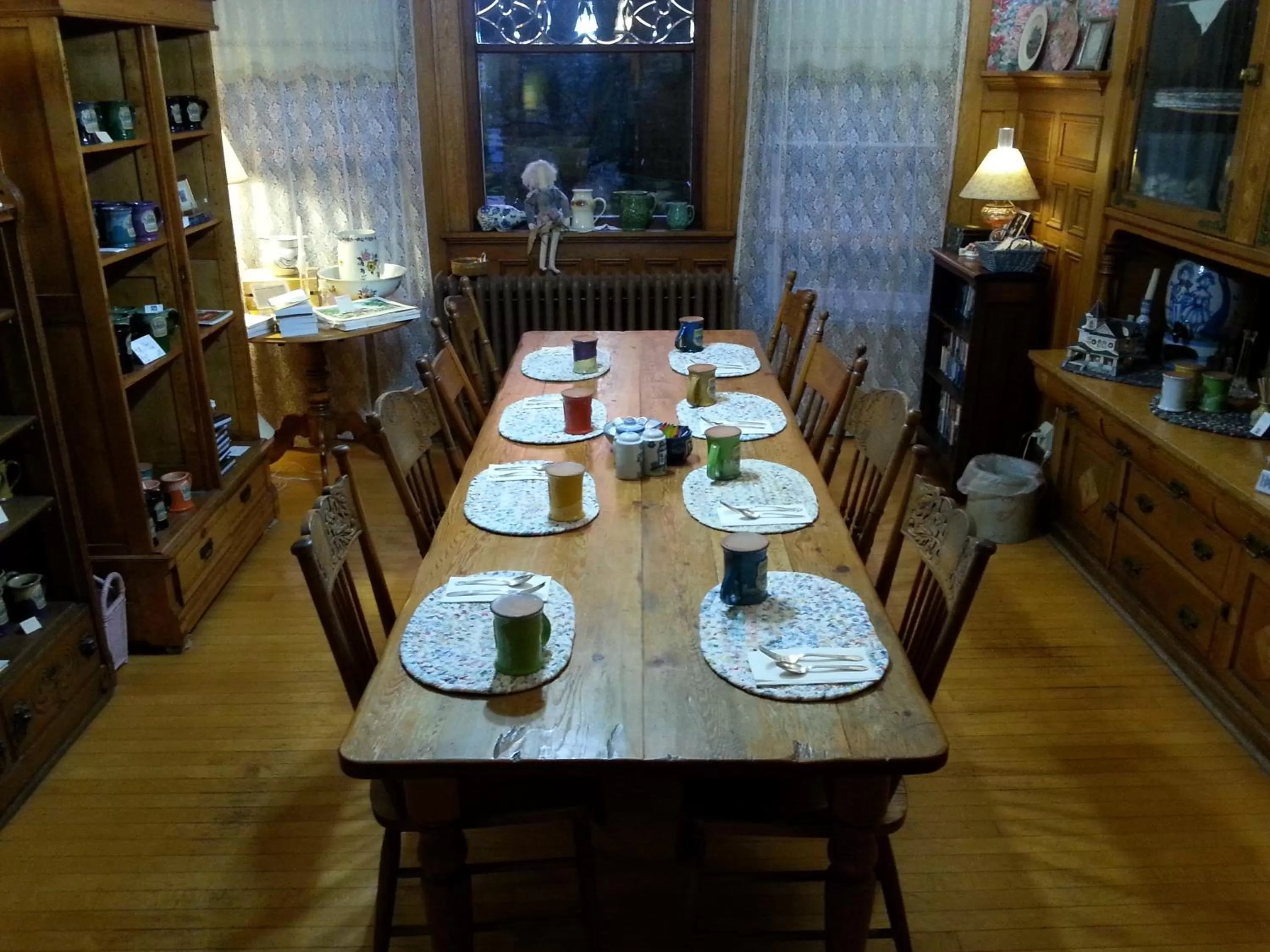 Breakfast in White Lace Inn