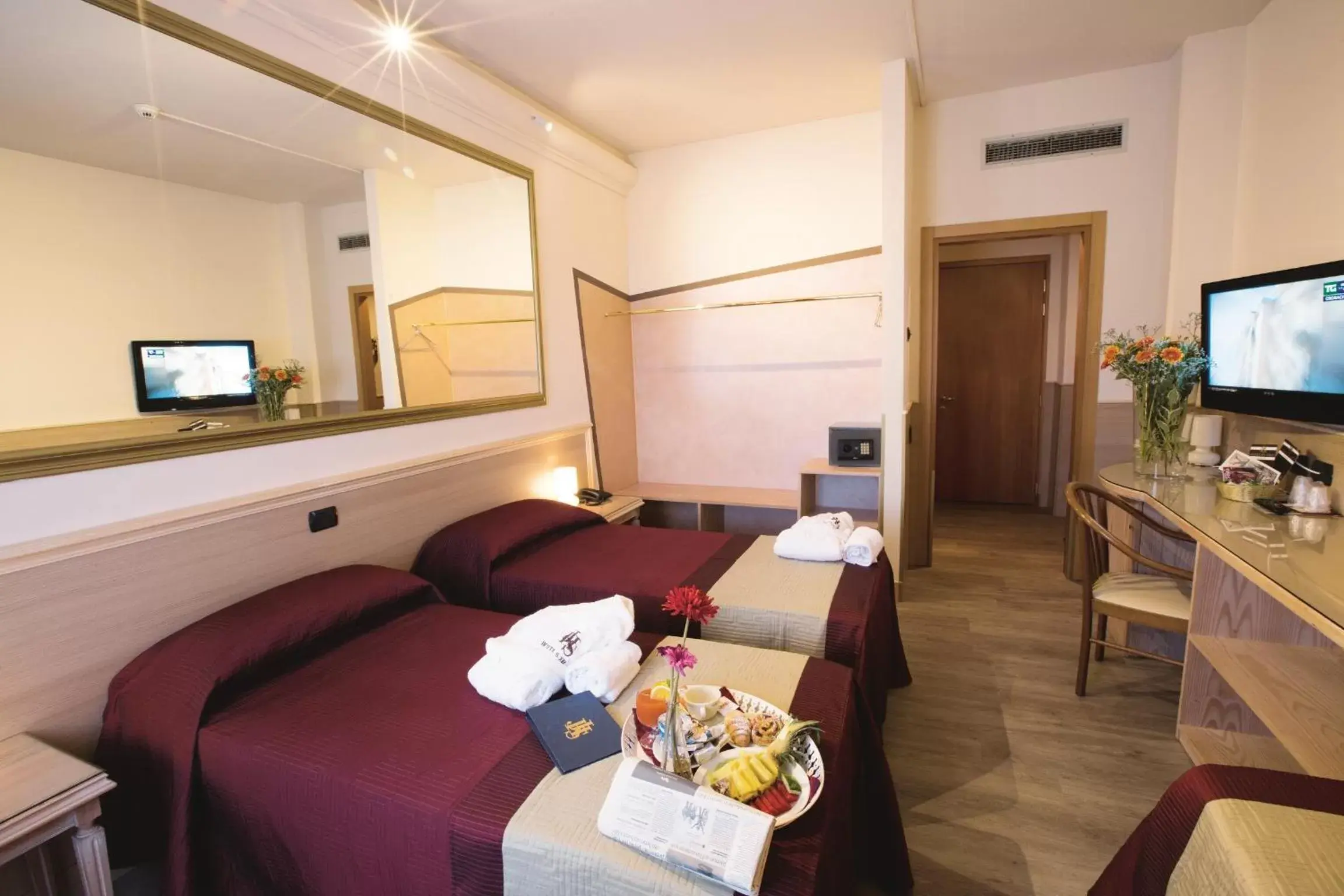 Bed, Room Photo in iH Hotels Milano St. John