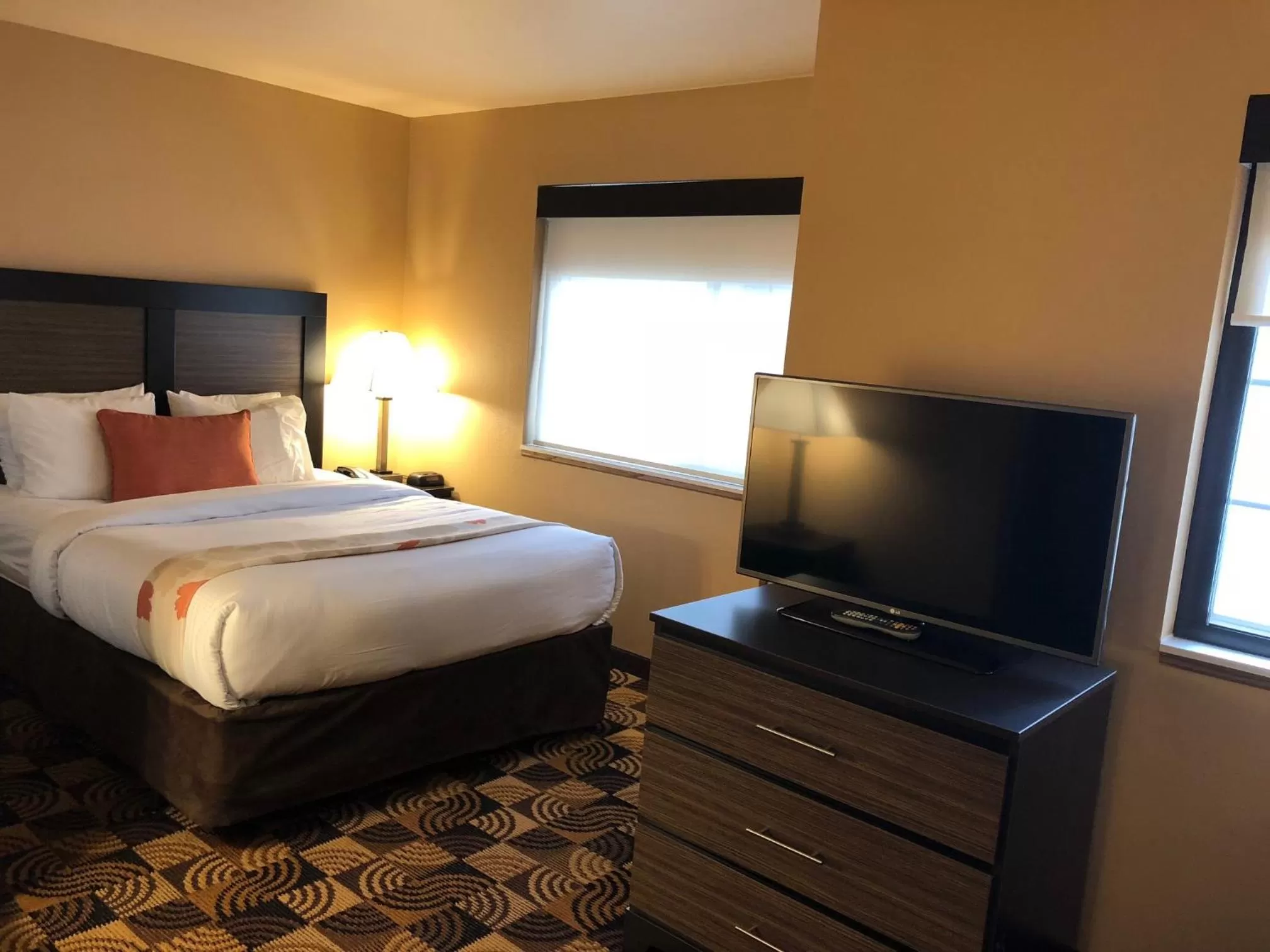 Photo of the whole room, Bed in Hawthorn Extended Stay by Wyndham Milwaukee Airport