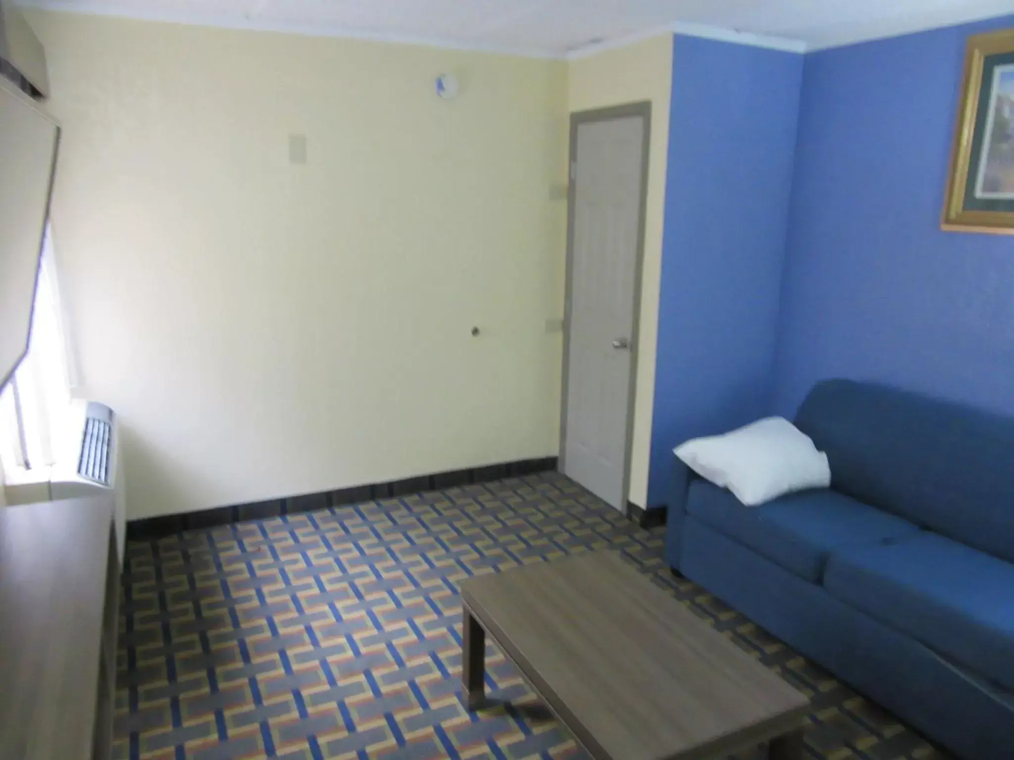 Seating Area in Quality Inn & Suites near Six Flags East