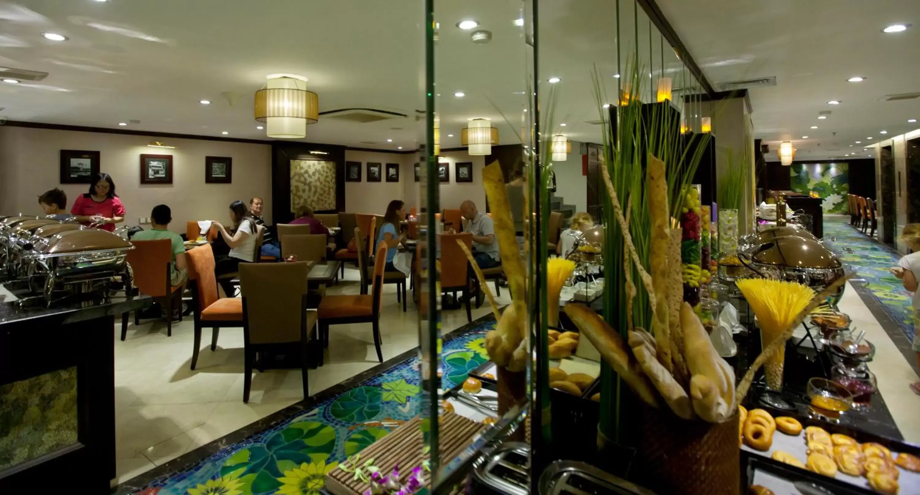 Restaurant/Places to Eat in Golden Lotus Luxury Hotel